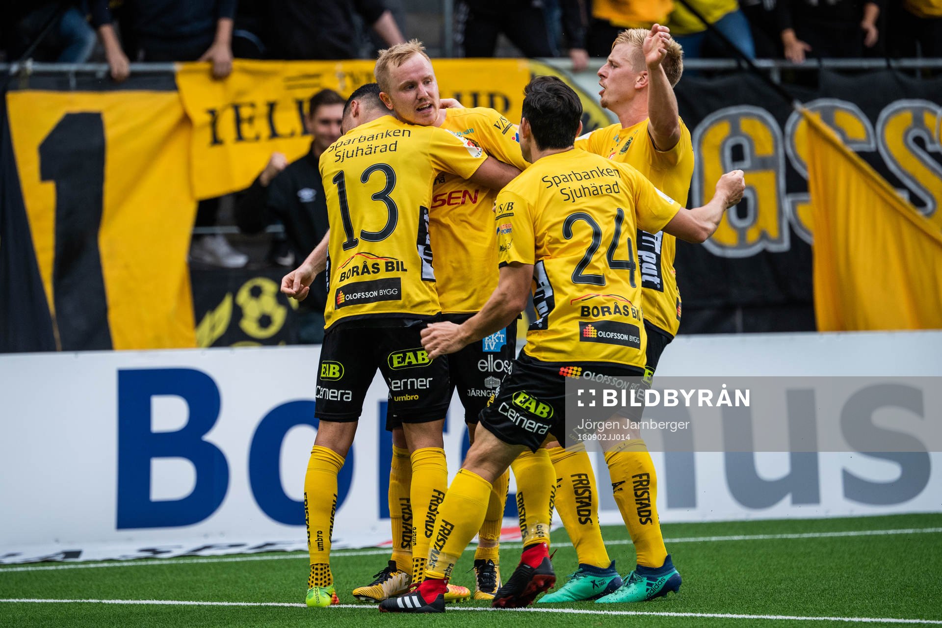 Elfsborgs Simon Lundevall kramas om efter 1-1 under fotbollsmatchen i Allsvenskan mellan Elfsborg och Kalmar den 2 september 2018 i Borås.