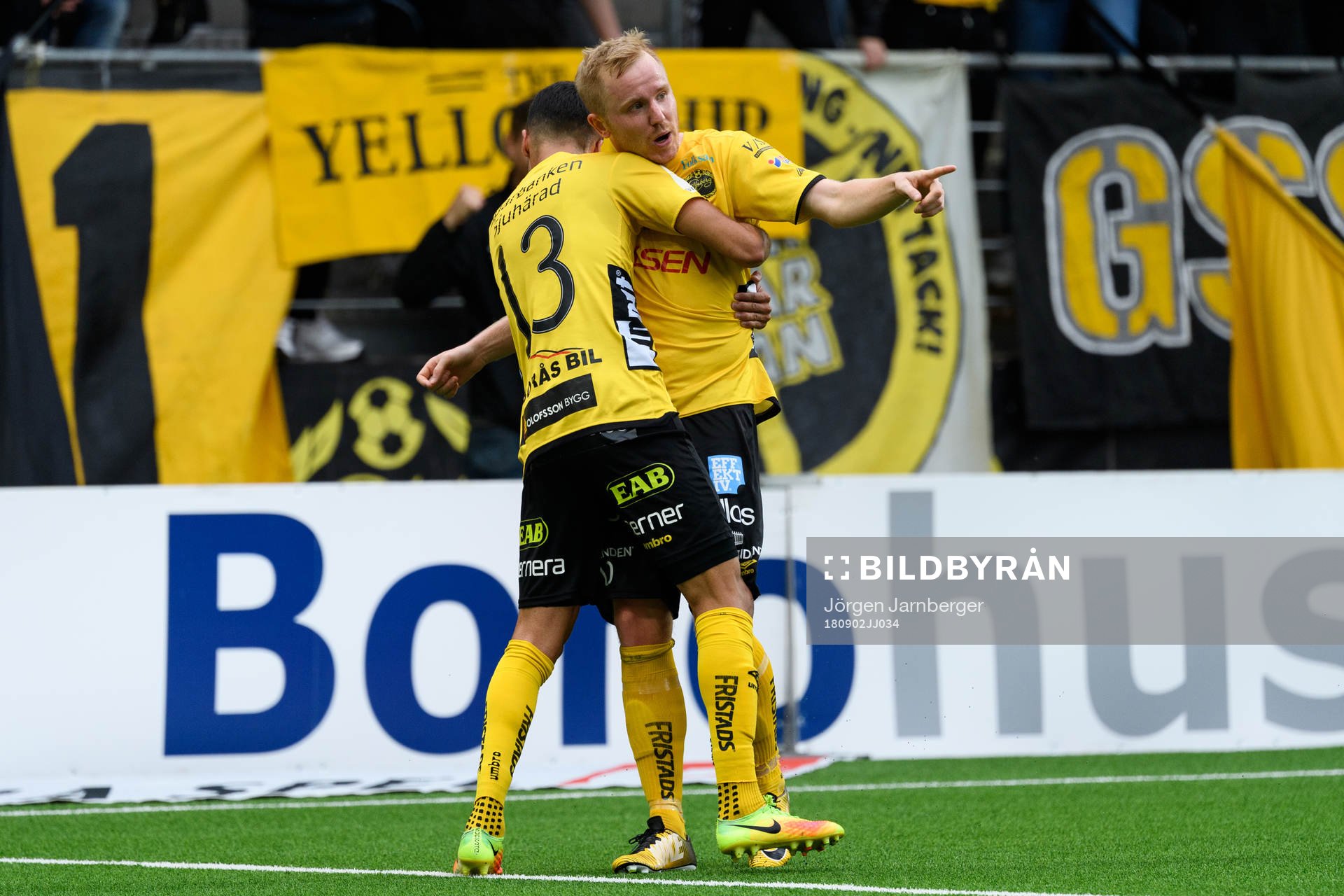 Elfsborgs Simon Lundevall kramas om av Rami Kaib efter att gjort 1-1 under fotbollsmatchen i Allsvenskan mellan Elfsborg och Kalmar den 2 september 2018 i Borås.