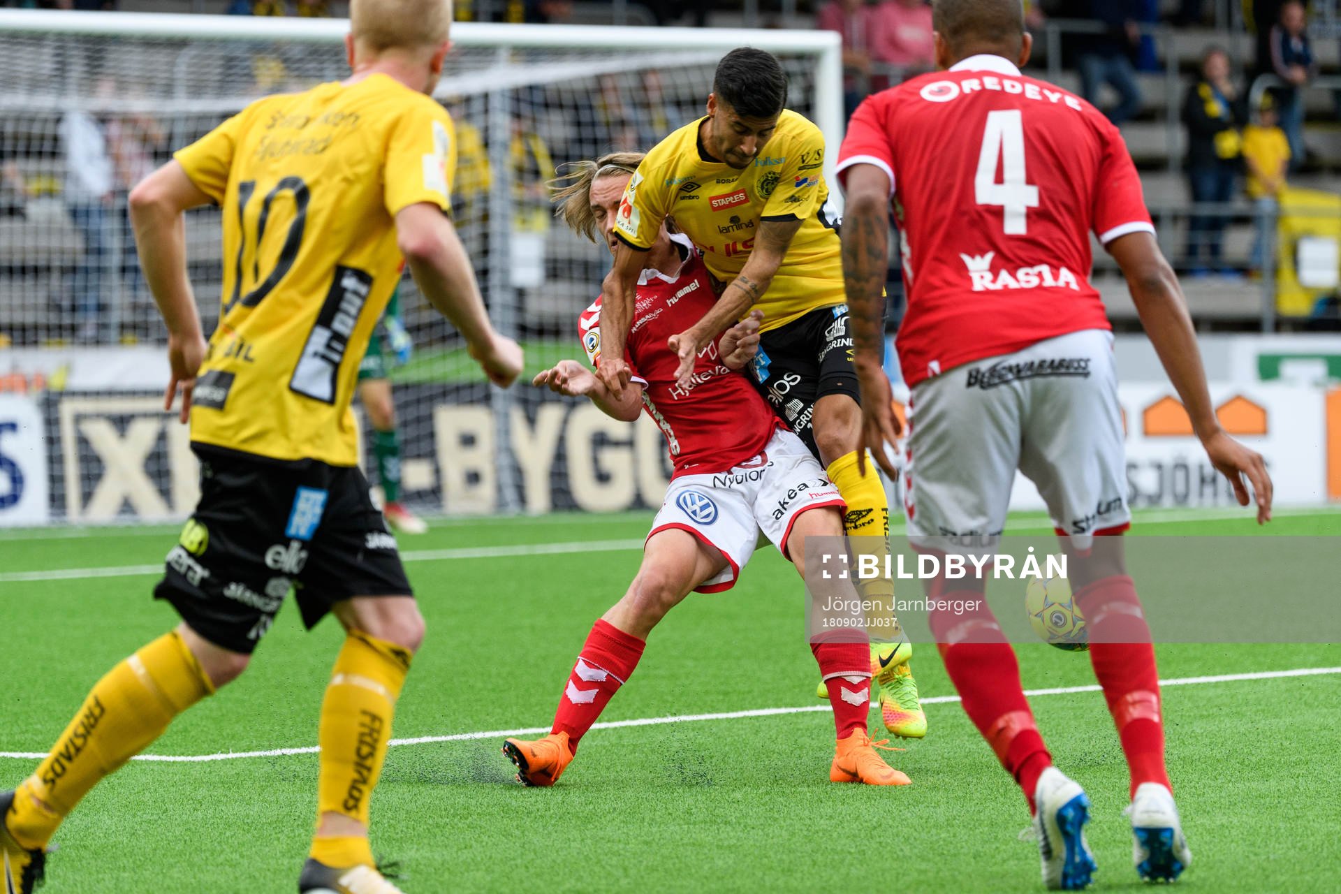 Elfsborgs Rami Kaib i kamp med Kalmars Isak Magnusson under fotbollsmatchen i Allsvenskan mellan Elfsborg och Kalmar den 2 september 2018 i Borås.