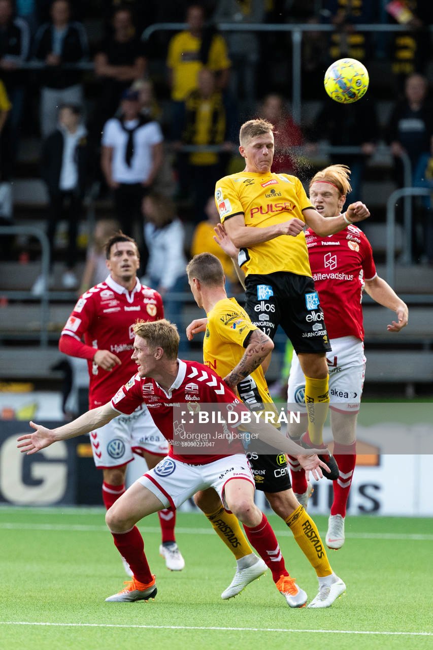 Elfsborgs Joakim Nilsson hoppar högs i nickduell med Kalmars Isak Magnusson under fotbollsmatchen i Allsvenskan mellan Elfsborg och Kalmar den 2 september 2018 i Borås.
