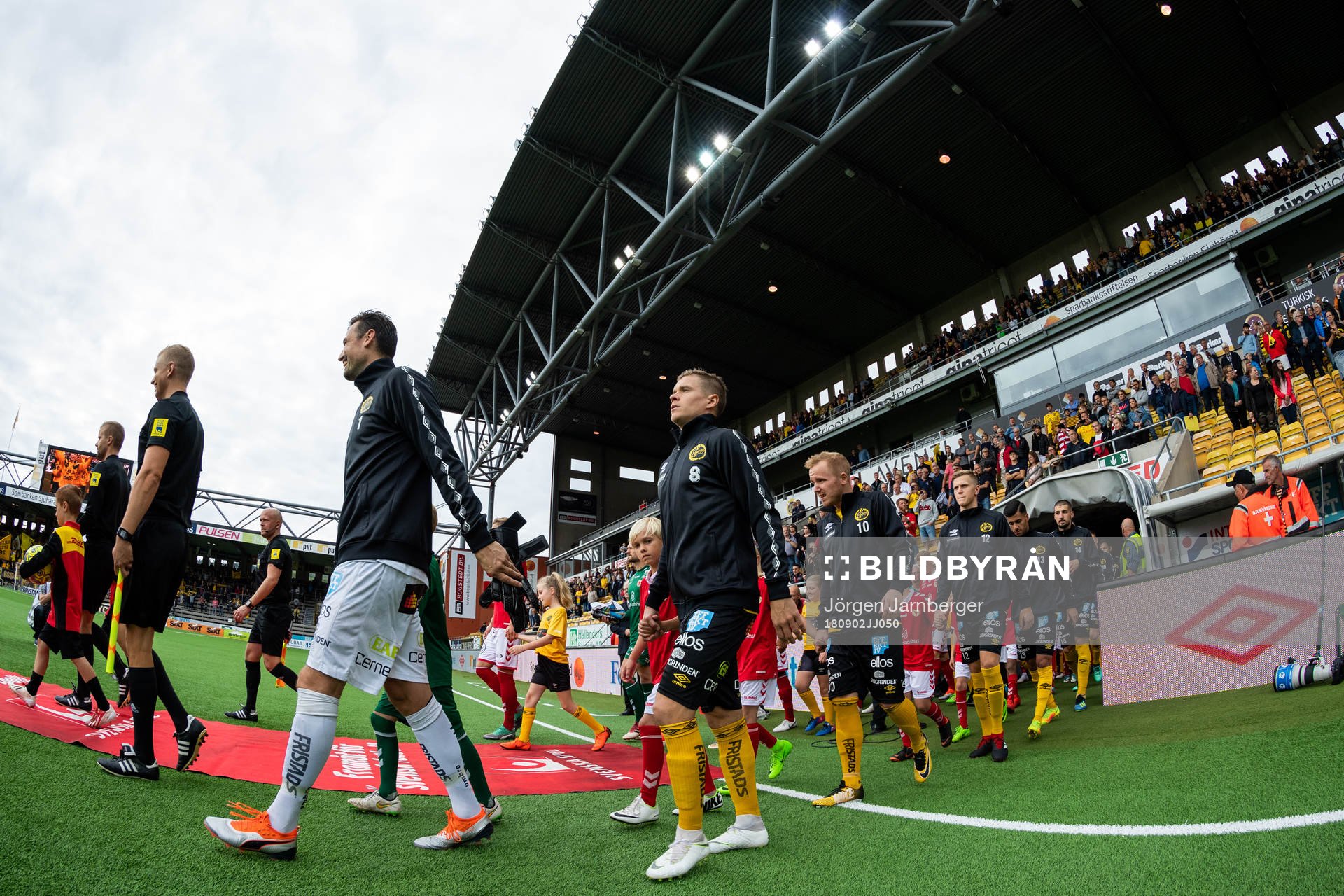 Spelarna kommer in till match