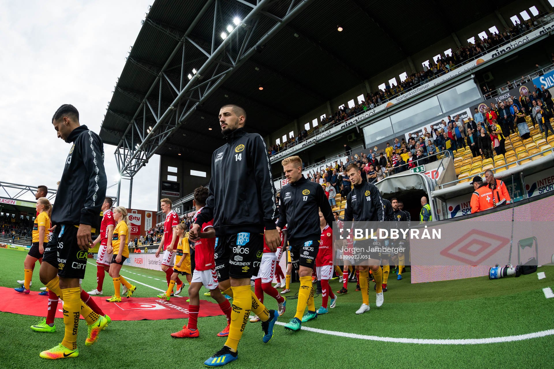 Spelarna kommer in till match