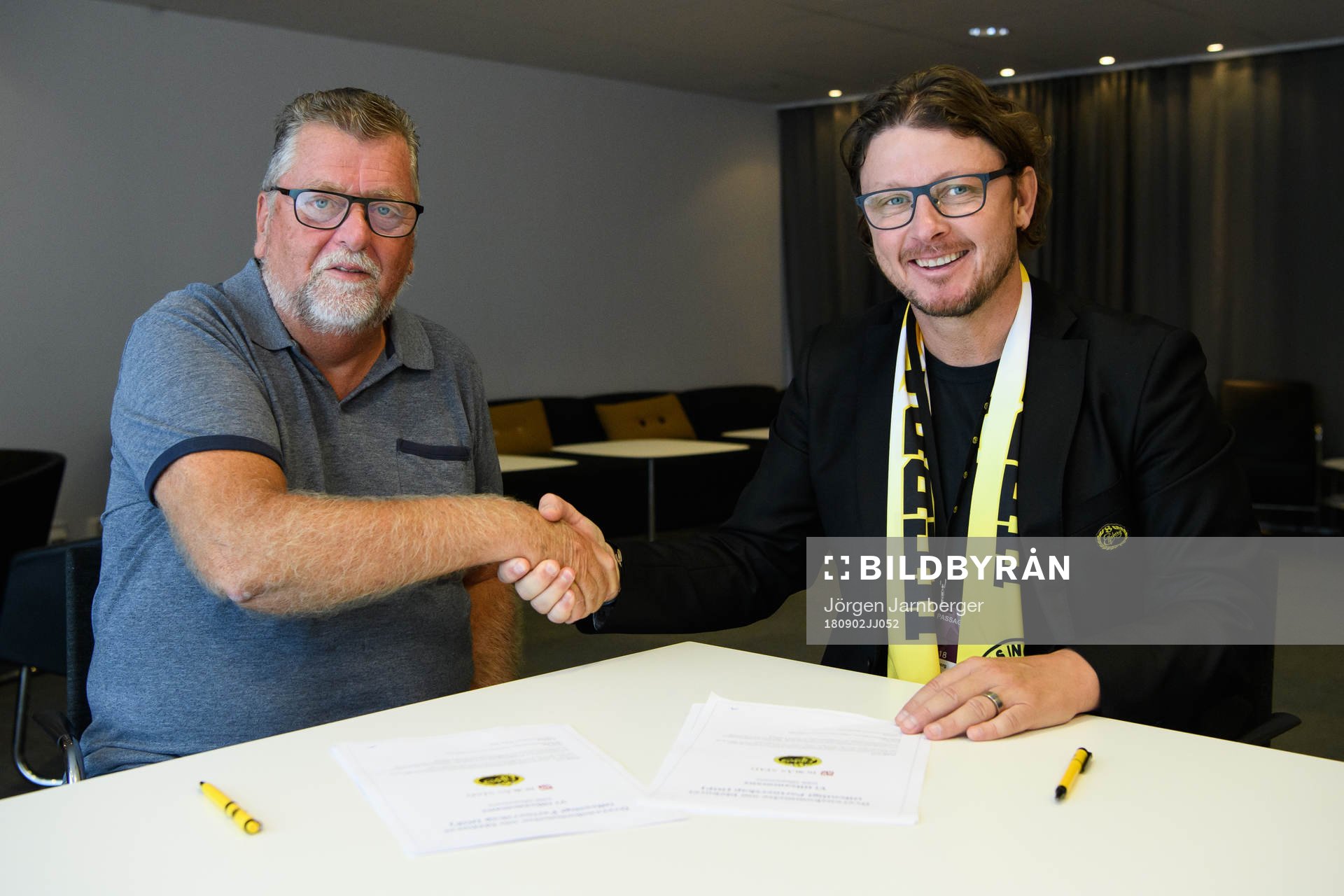Lars-Åke Johansson från arbetslivsnämnden Borås stad och Elfsborgs klubbchef Stefan Andreasson tar i hand efter det att de undertecknat det nya avtalet för idéburet offentligt partnerskap (IOP) innan fotbollsmatchen i Allsvenskan mellan Elfsborg och Kalmar den 2 september 2018 i Borås.