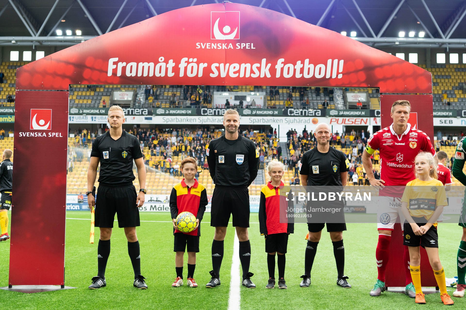 Domare Glenn Nyberg och assisterande domarna med DHL
