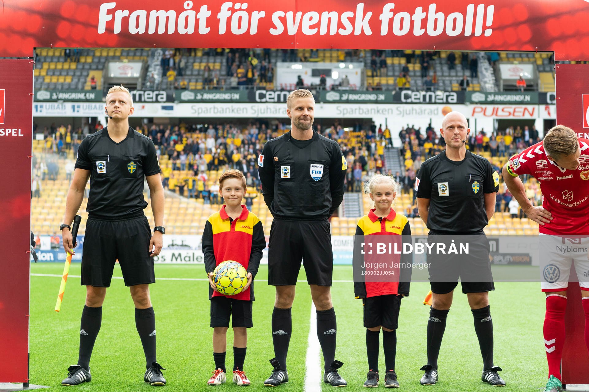 Domare Glenn Nyberg och assisterande domarna med DHL