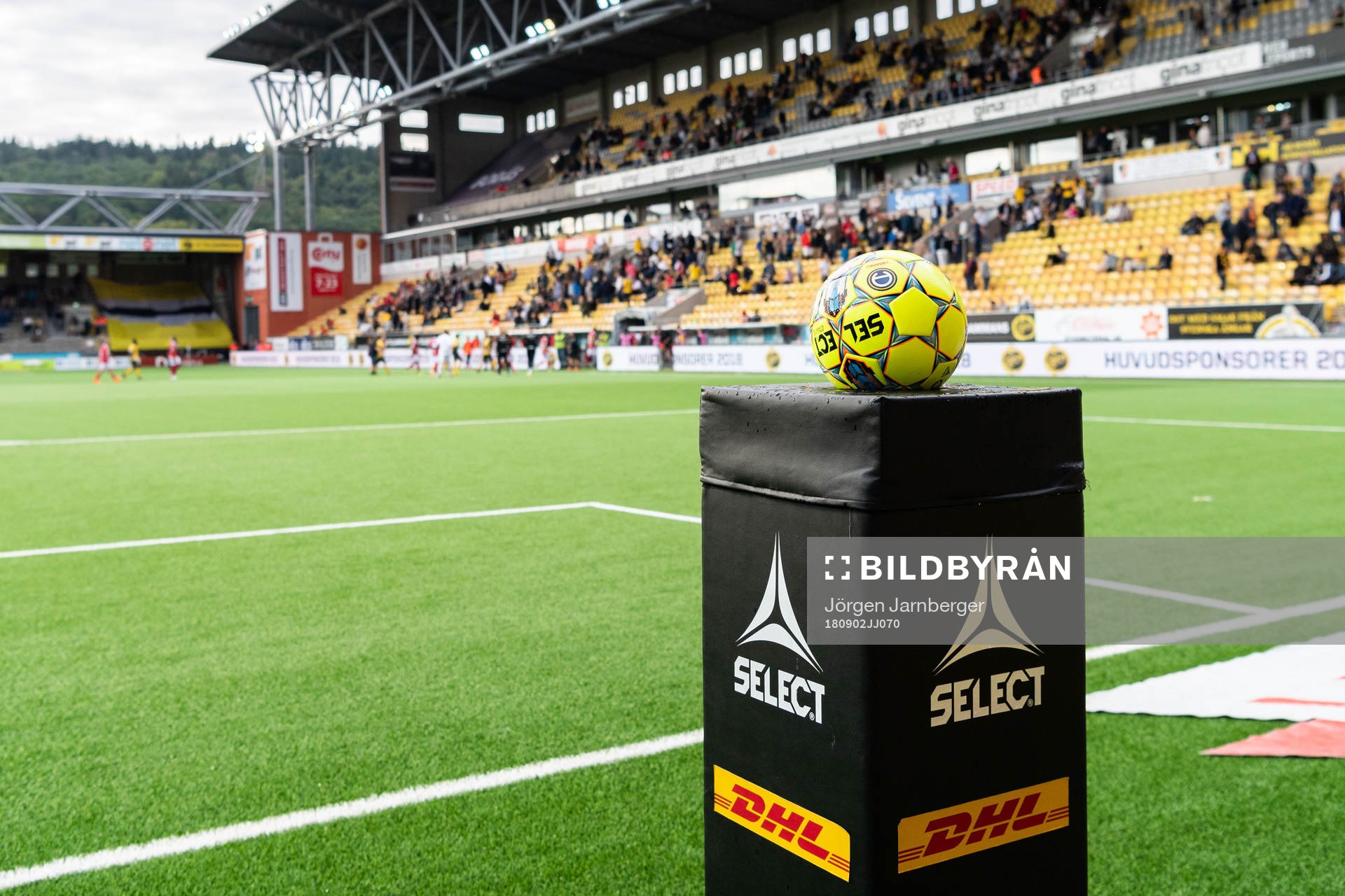 Matchboll på pelare med DHL och Select