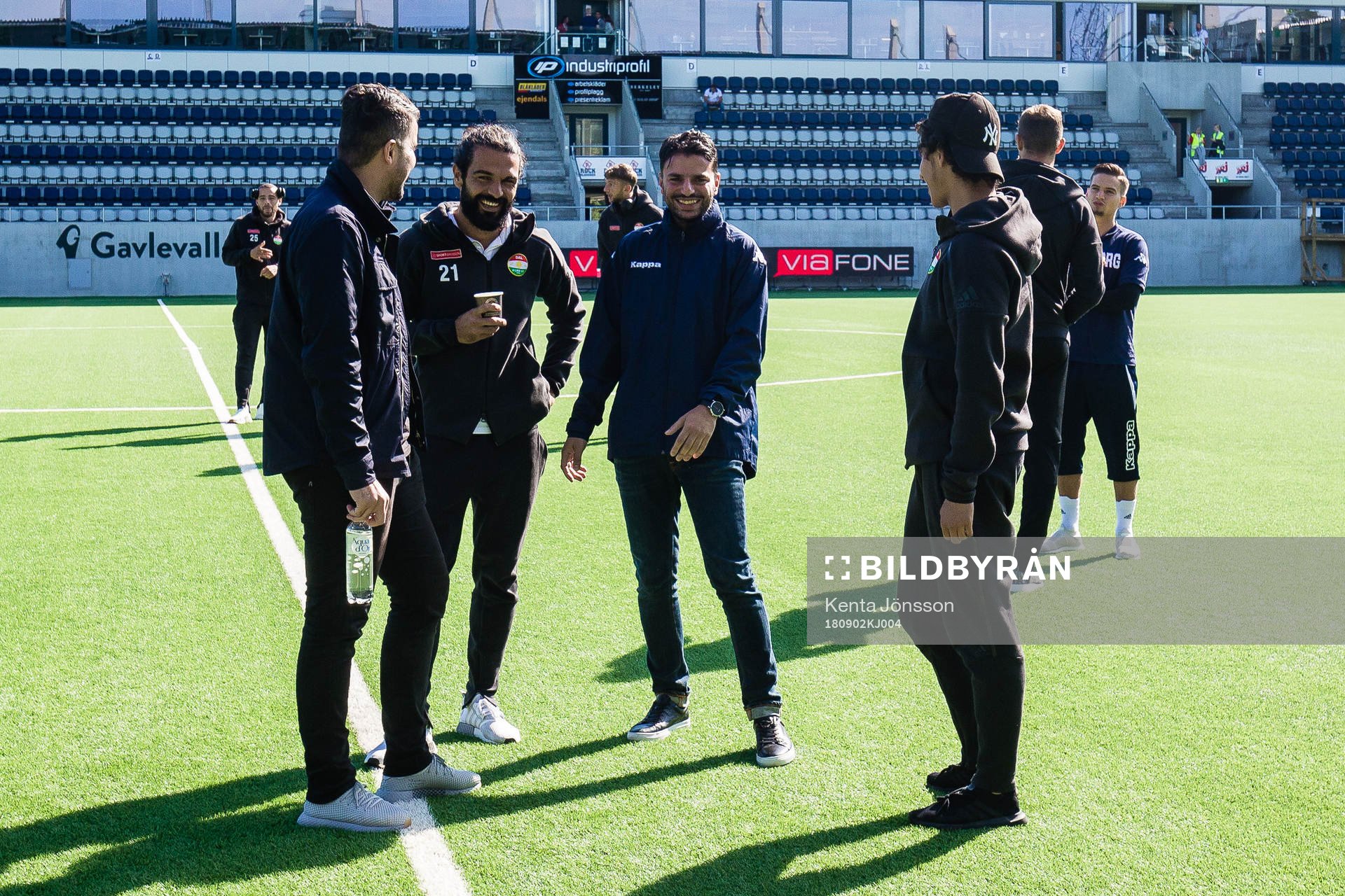 IFK Göteborgs tränare Poya Asbaghi (m)  i samtal med