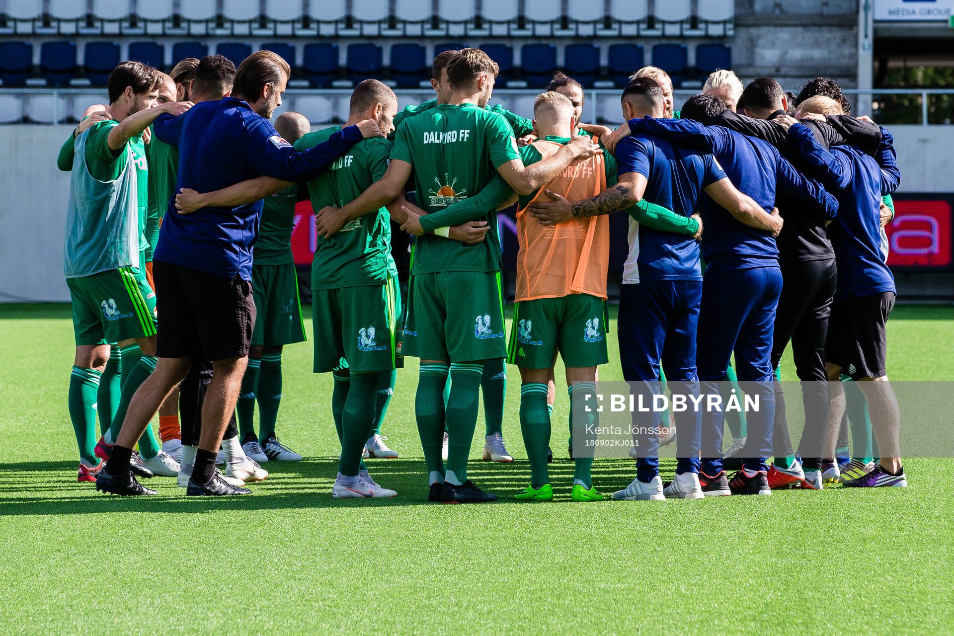 Dalkurds spelare innan fotbollsmatchen i Allsvenskan mellan