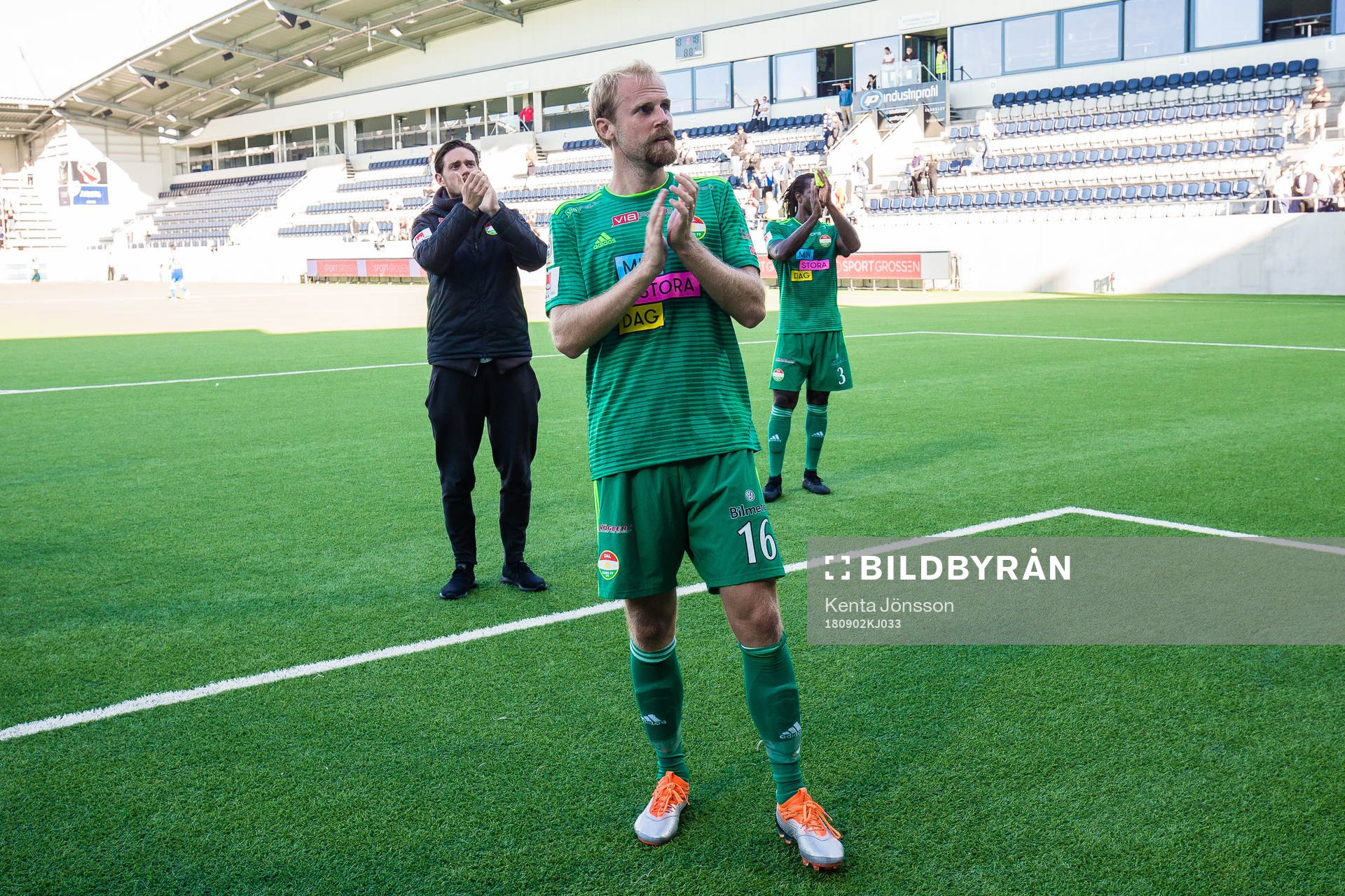 Dalkurds Markus Thorbjörnsson applåderar publiken
