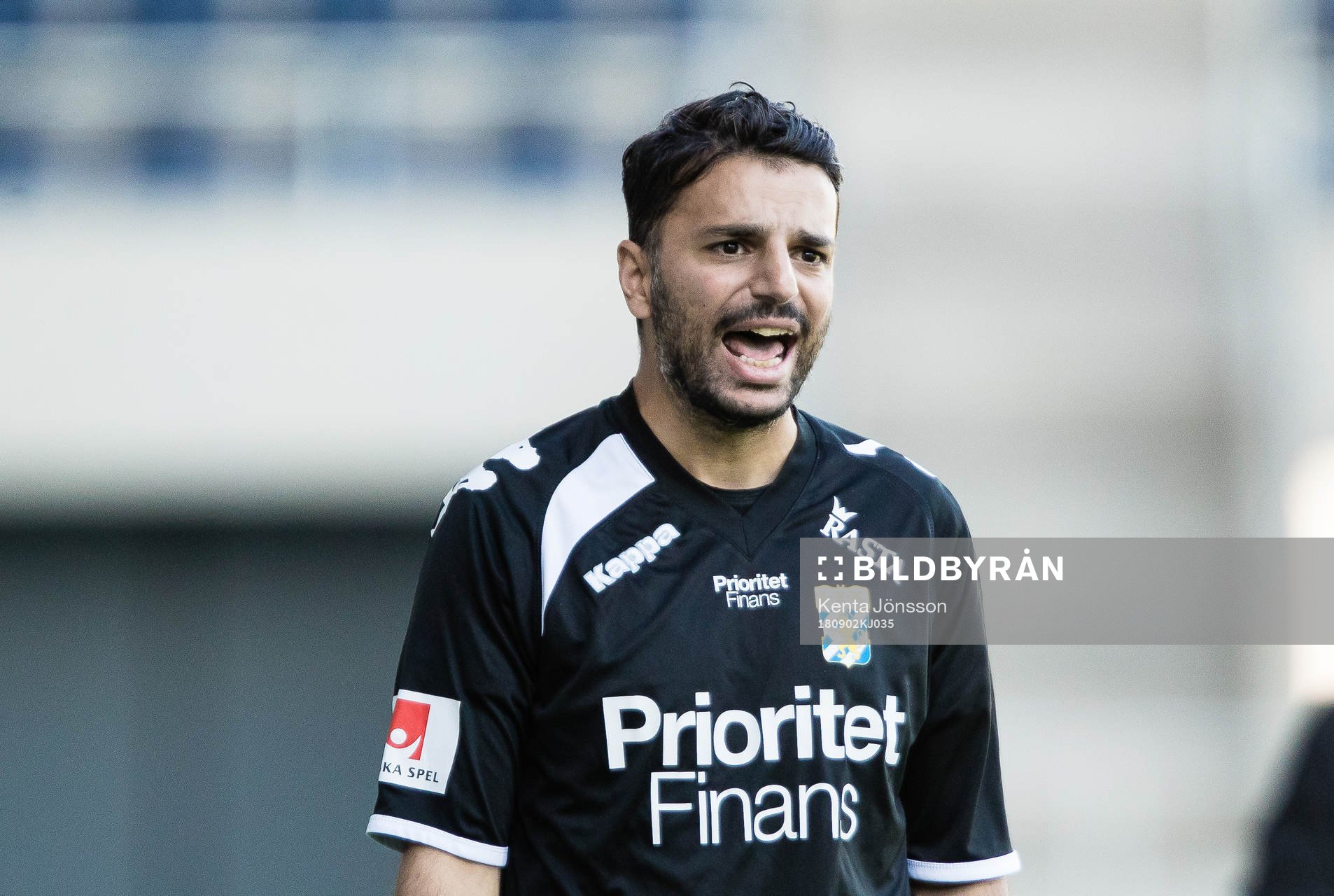 IFK Göteborgs tränare Poya Asbaghi reagerar under fotbollsmatchen i Allsvenskan mellan Dalkurd och IFK Göteborg den 2 September 2018 i Gävle.