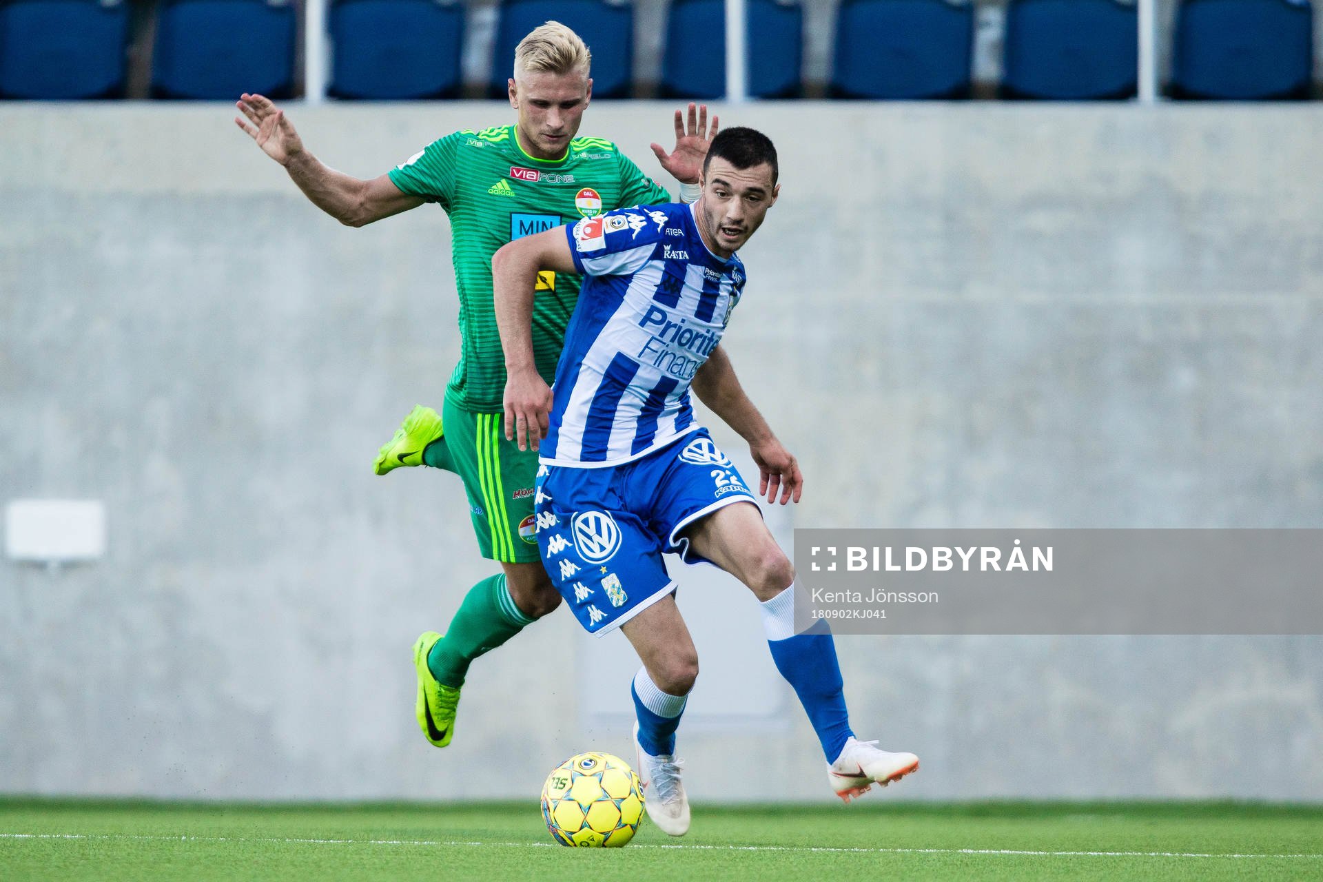 IFK Göteborgs Giorgi Kharaishvili och Dalkurds Simon Strand