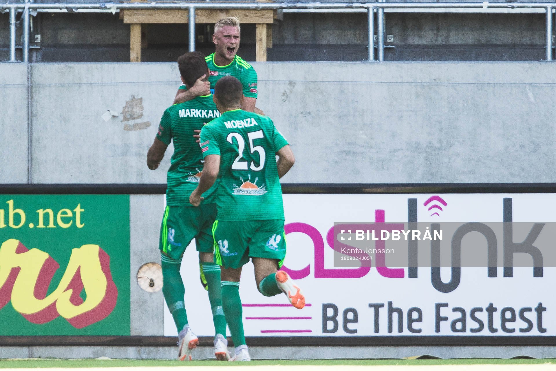 Dalkurds Simon Strand jublar med Eero Markkanen och Malkolm