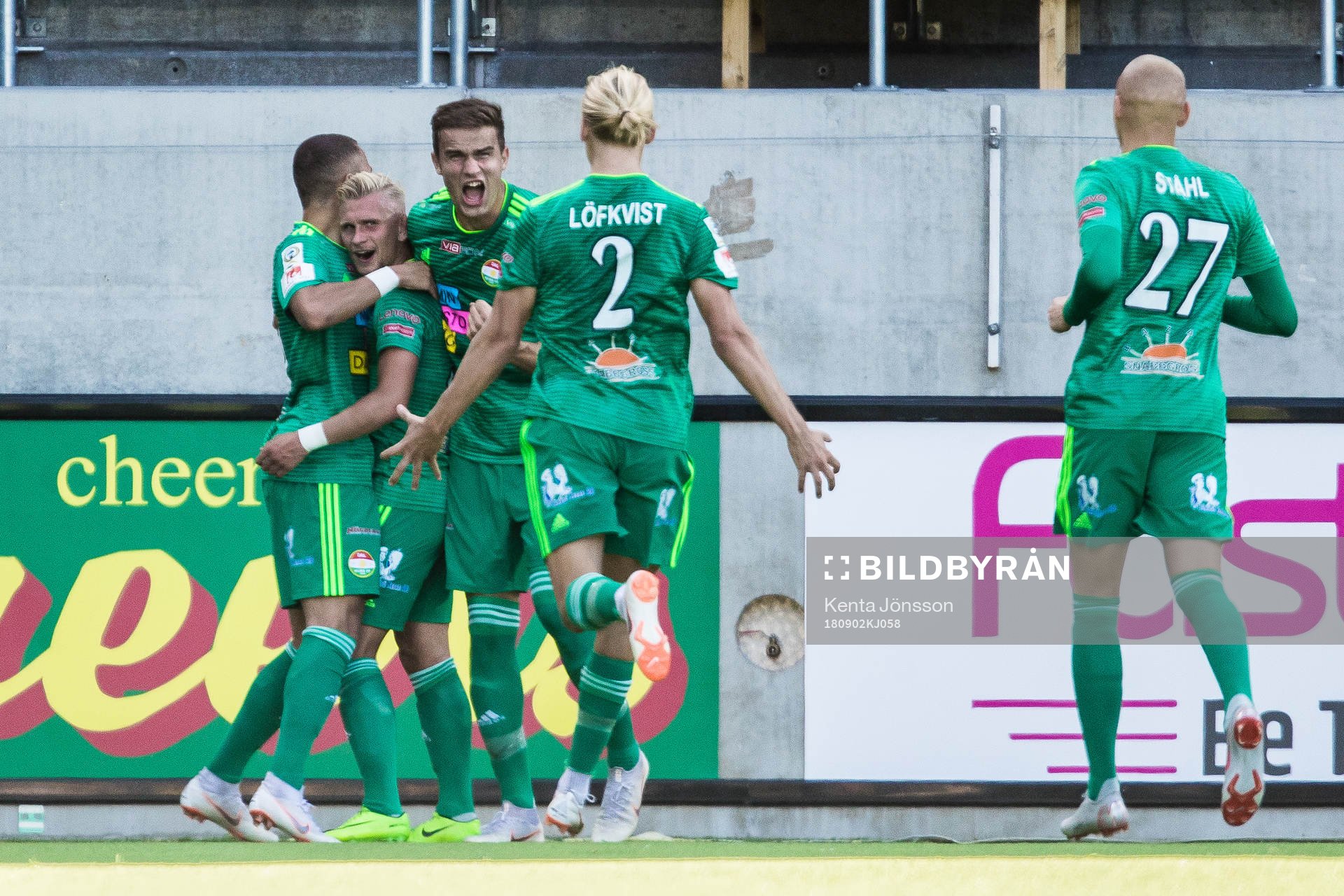 Dalkurds Simon Strand jublar med Eero Markkanen och Henrik