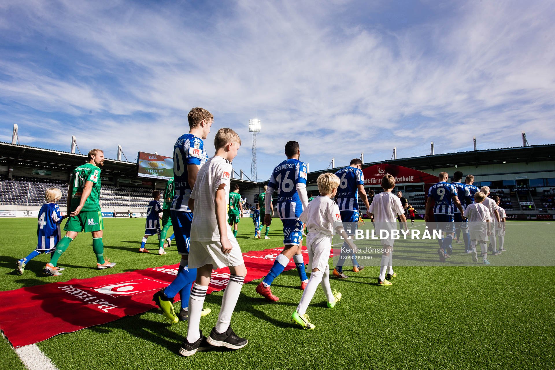 IFK Göteborgs och Dalkurds spelare gör entré på planen