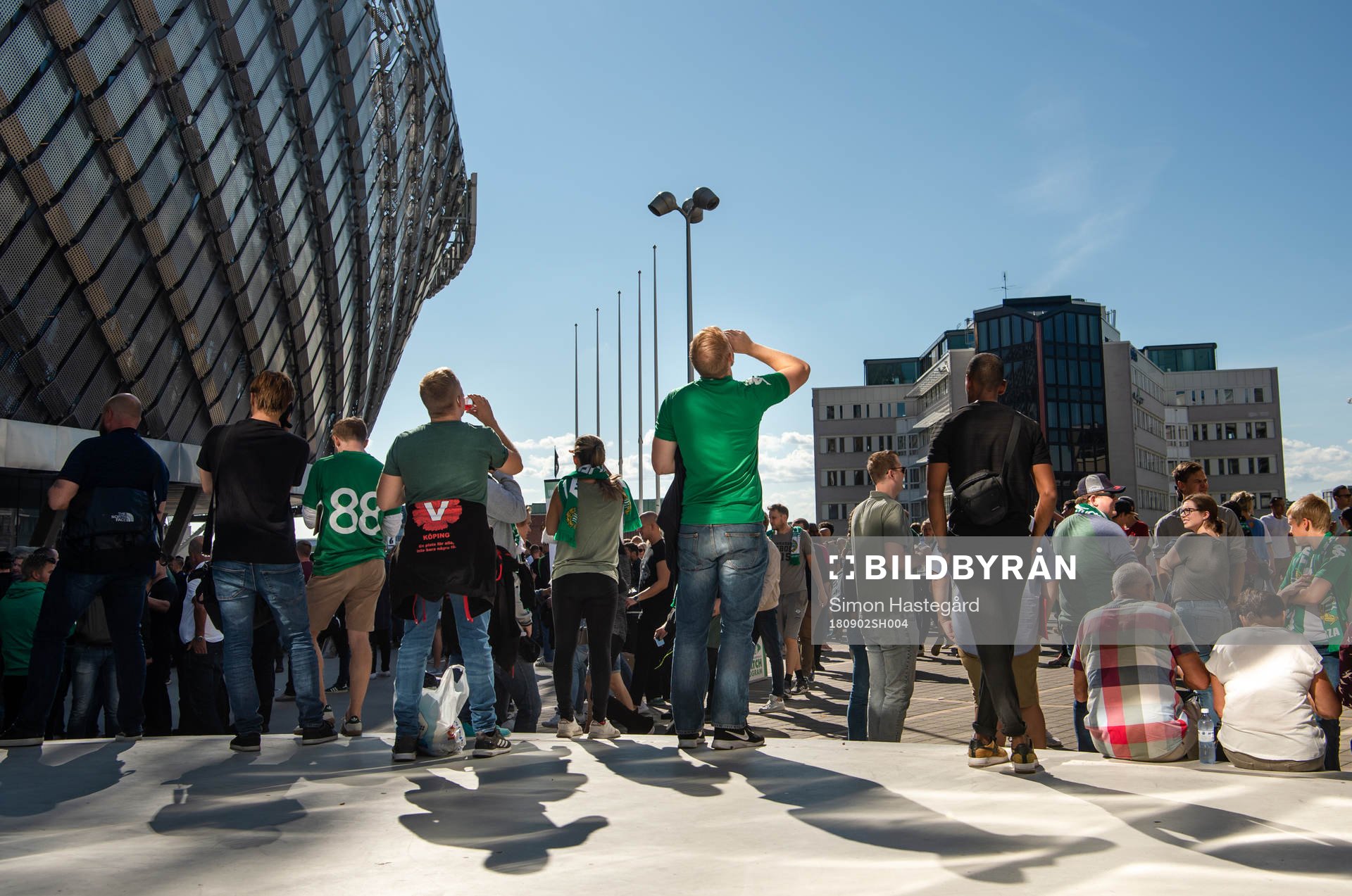 Besökare utanför Tele2 Arena före fotbollsmatchen i