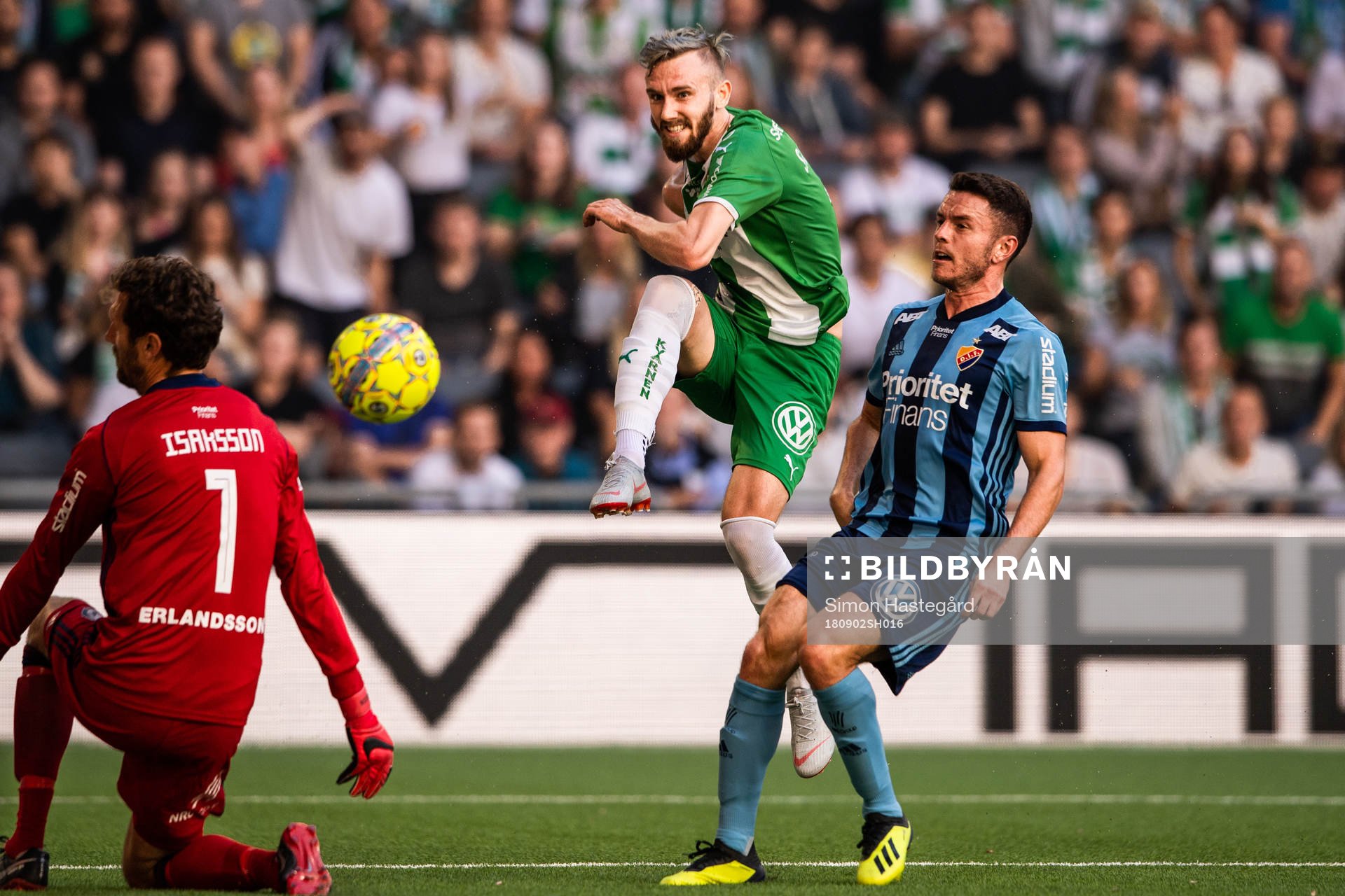 Hammarbys Simon Sandberg testar skott