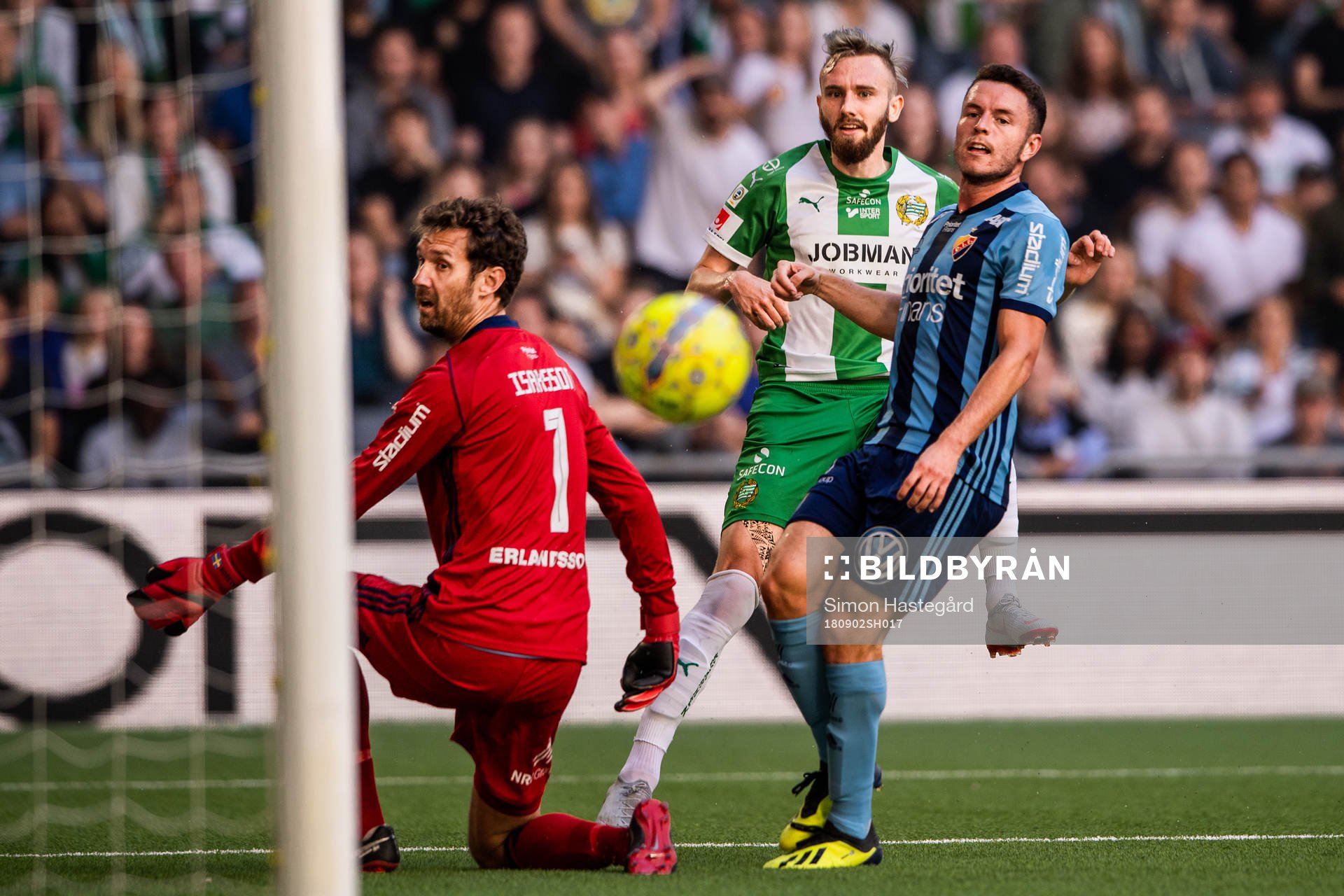 Hammarbys Simon Sandberg testar skott