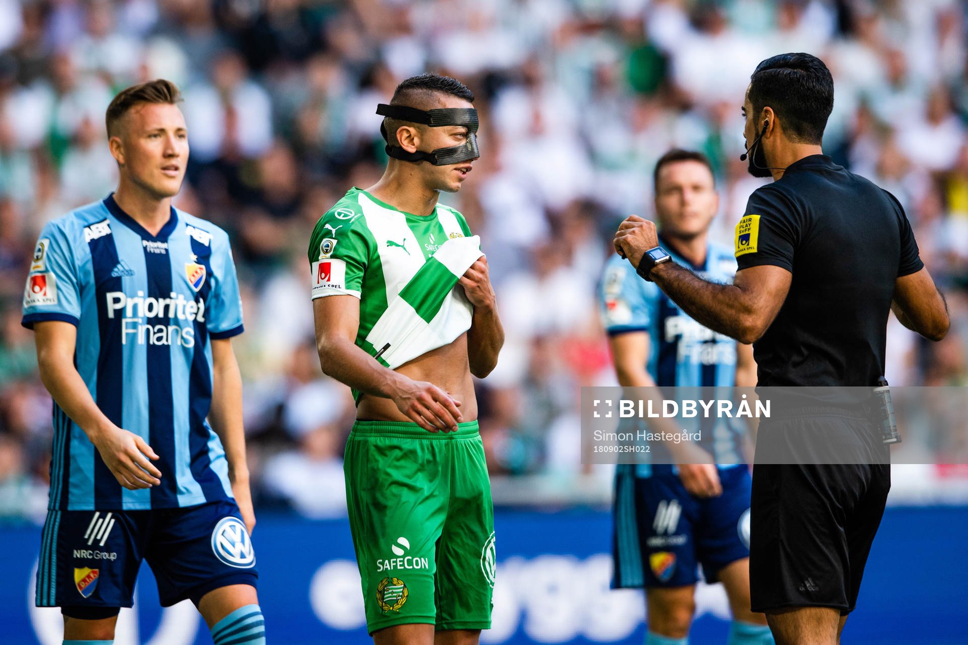 Hammarbys Nikola Djurdjic i samtal med Domare Mohammed