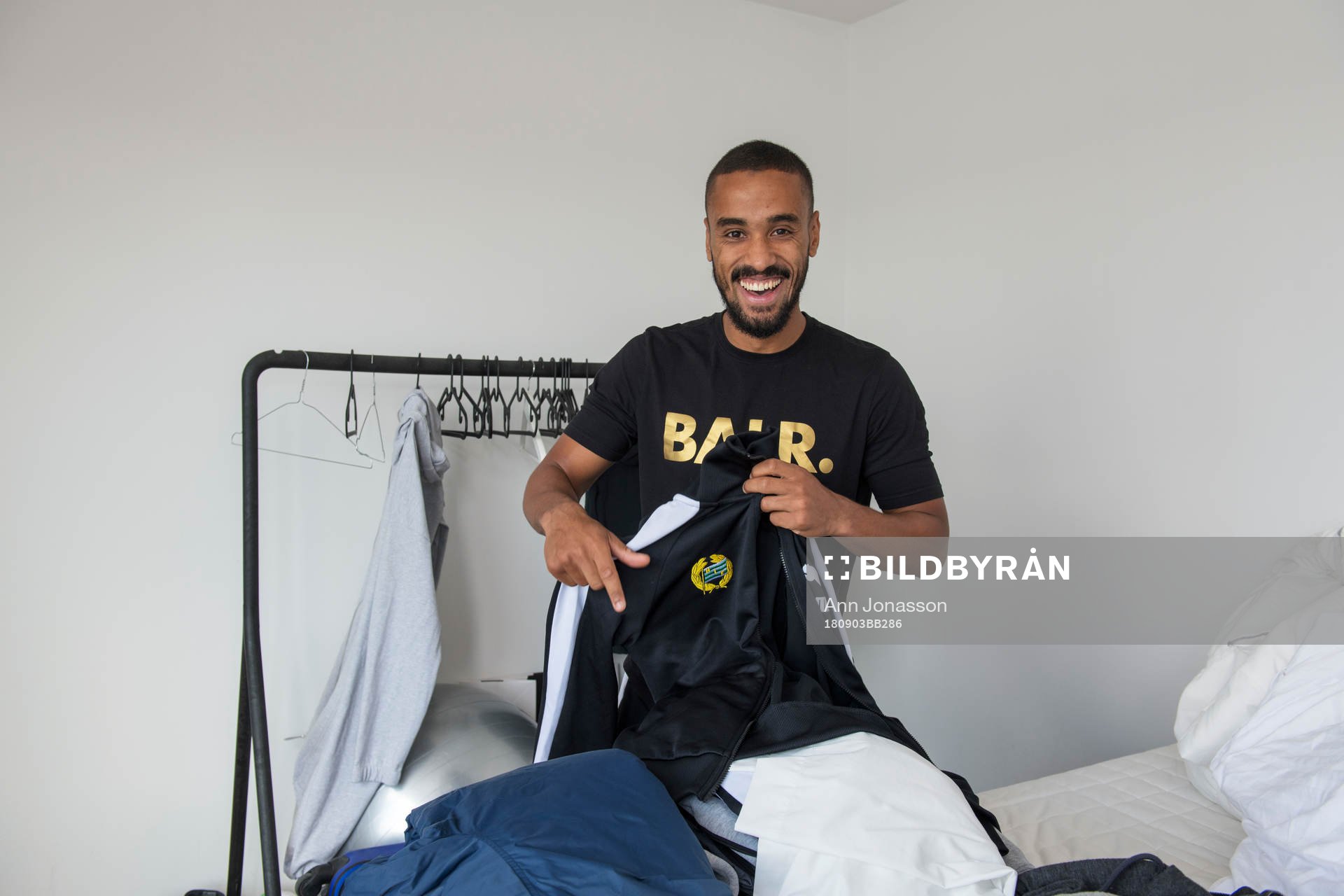 Fotbollsspelaren Junes Barny flyttar in i sin nya lägenhet