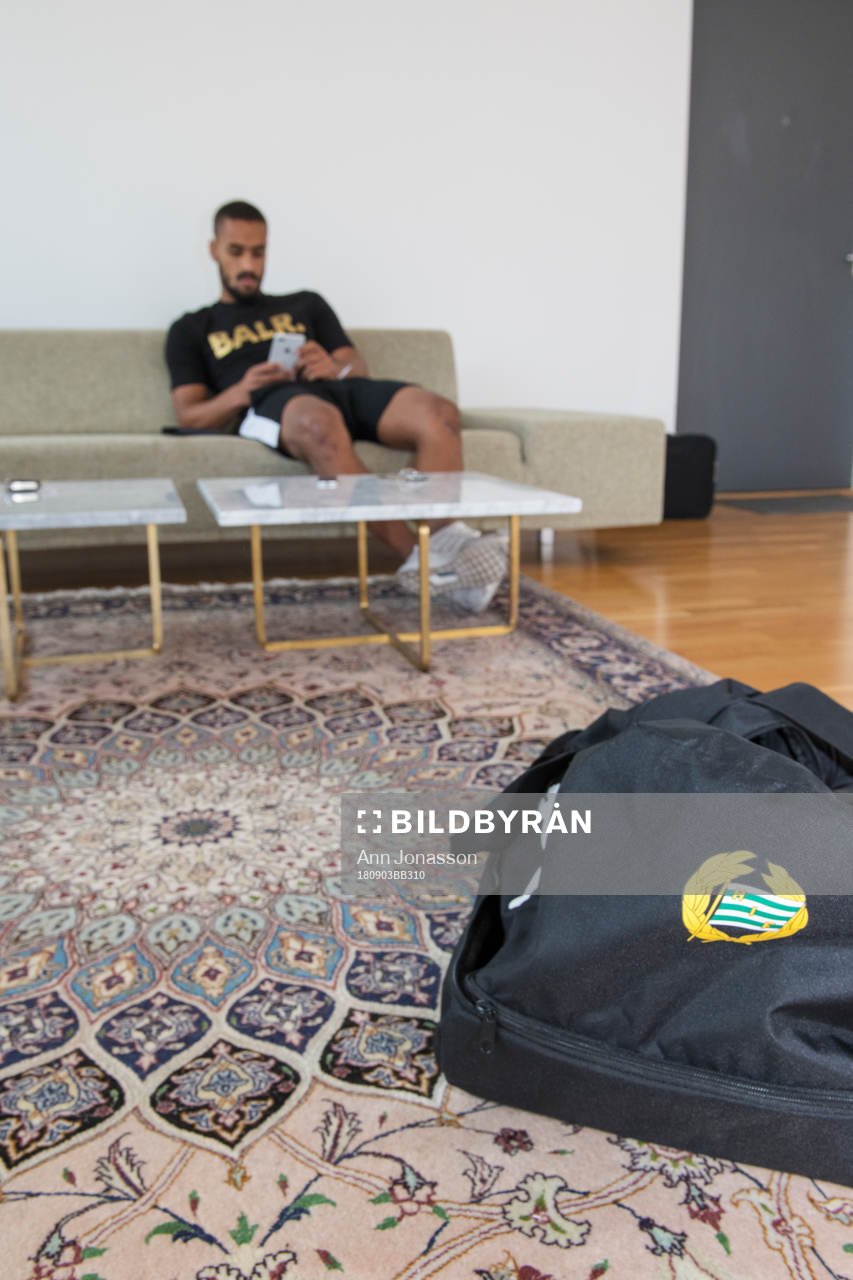 Fotbollsspelaren Junes Barny flyttar in i sin nya lägenhet