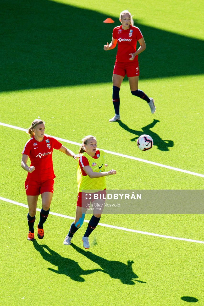 Kristine Bjørdal Leine and Frida Leonhardsen Maanum of