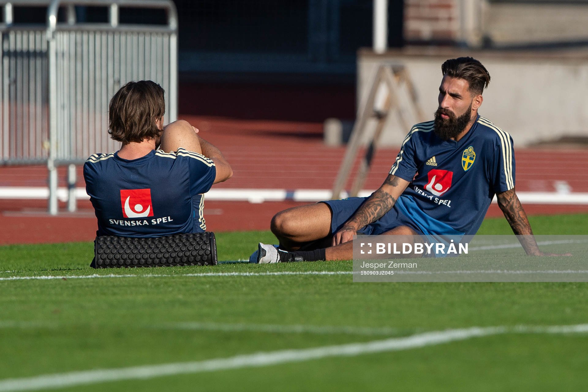 Sveriges Jimmy Durmaz (h) och Gustav Svensson (v)