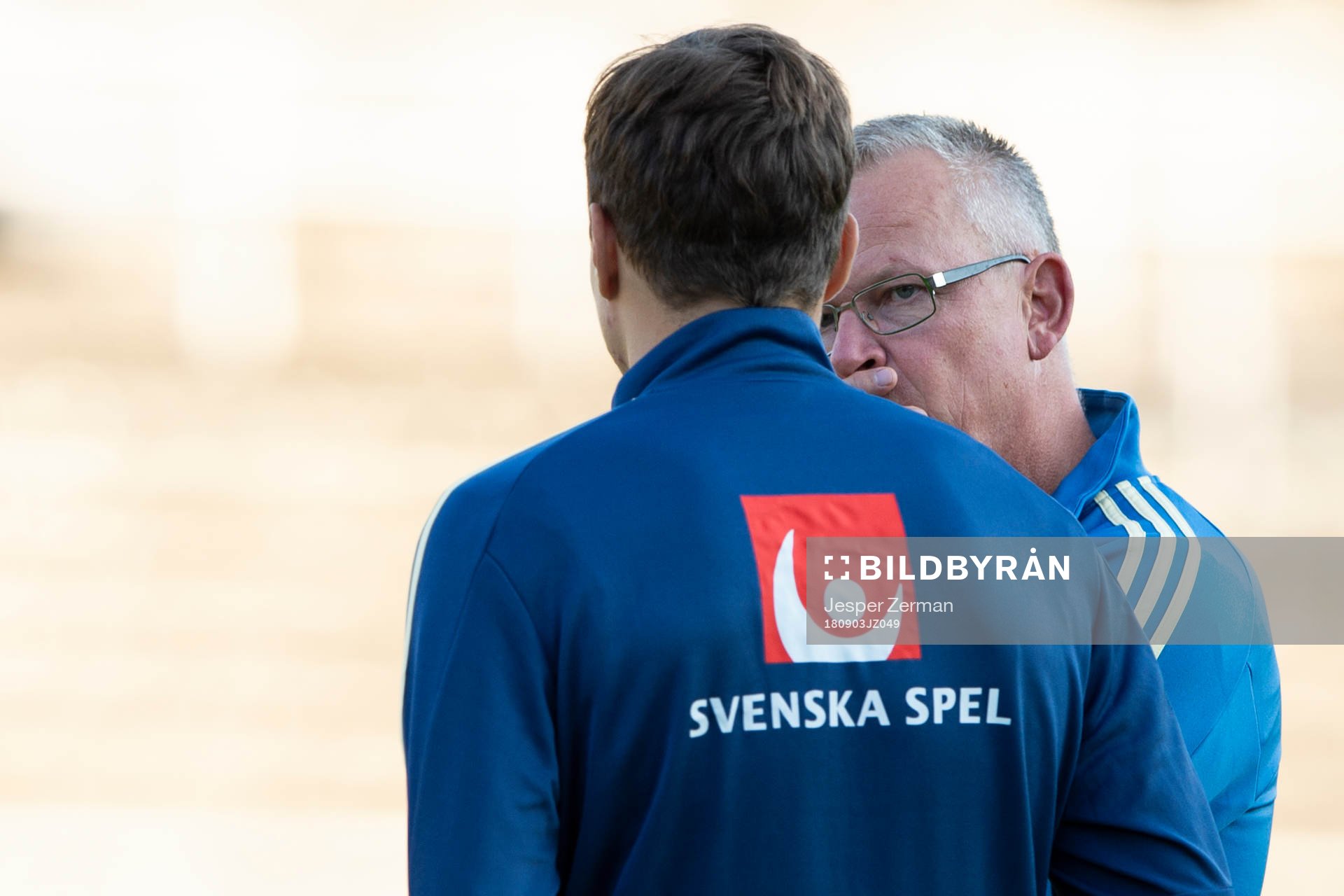 Sveriges förbundskapten Janne Andersson diskuterar med