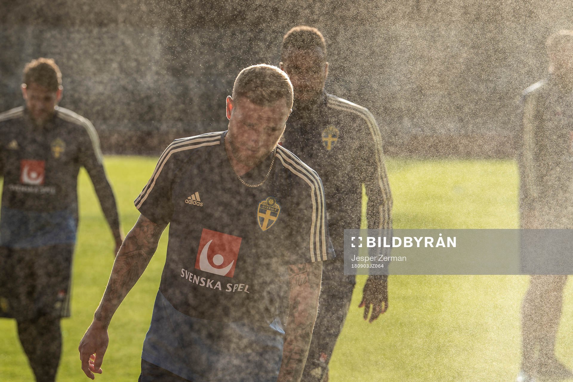 Sveriges John Guidetti och Isaac Kiese Thelin går igenom