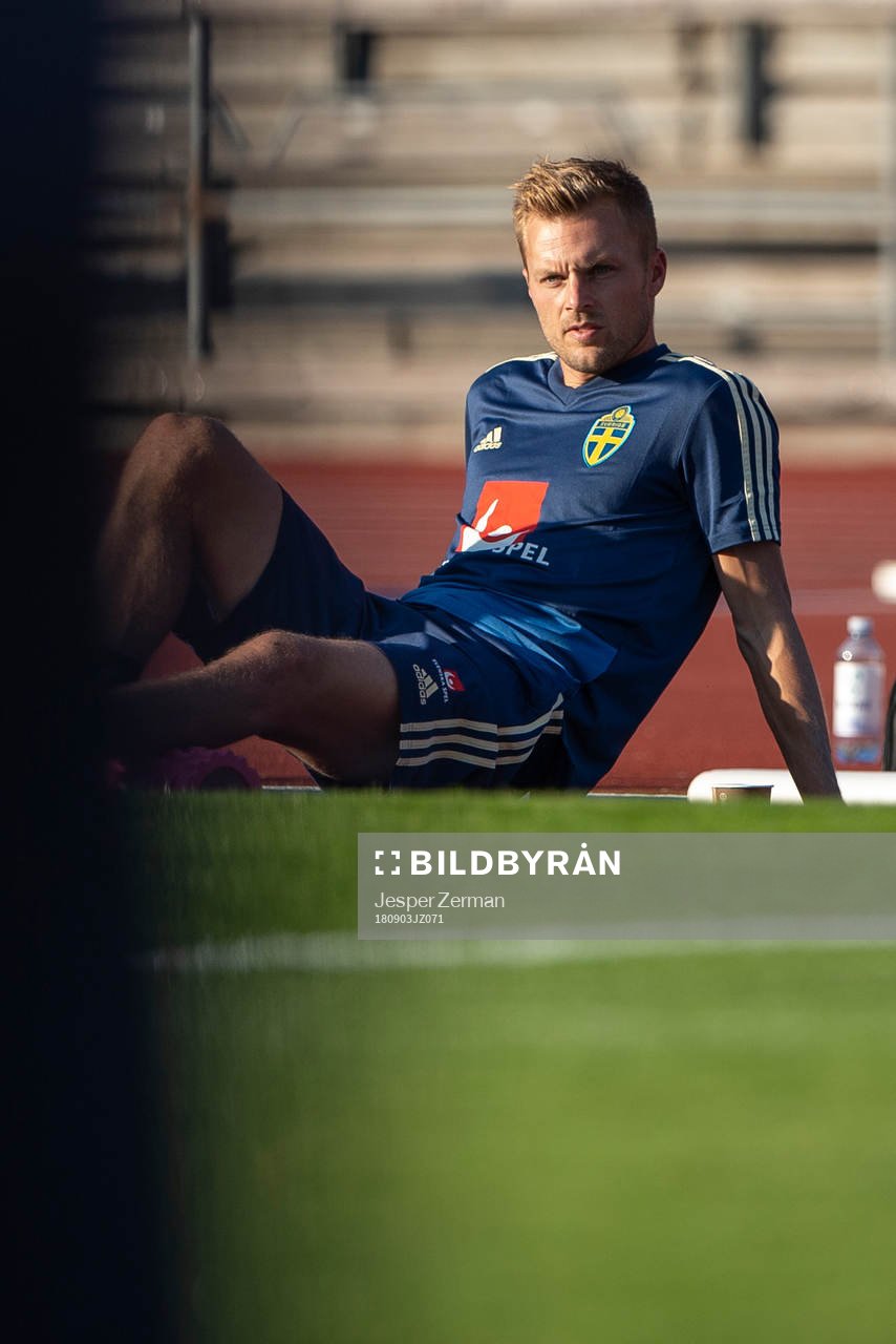 Sveriges Sebastian Larsson vilar