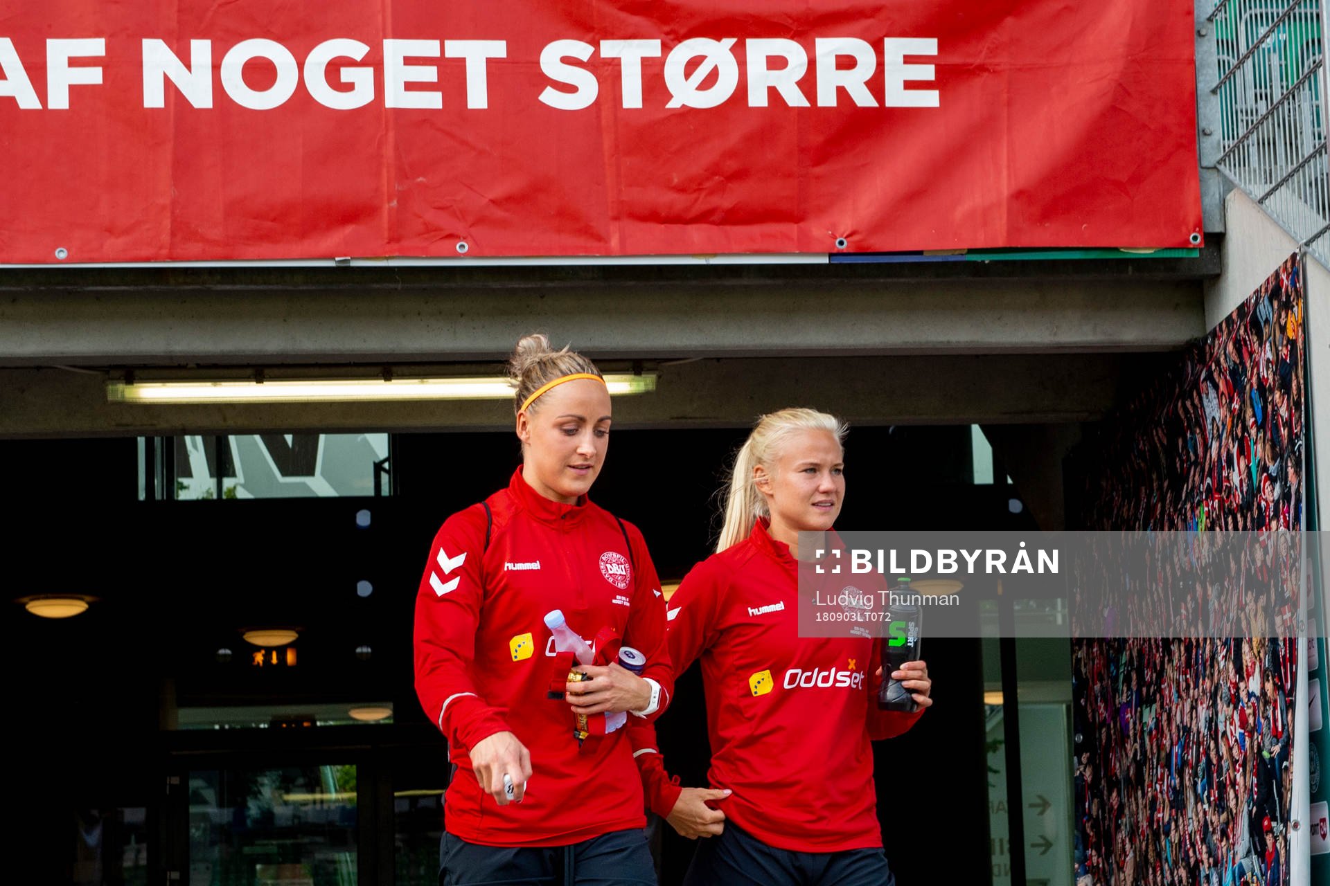 Sanne Troelsgaard och Pernille Harder komemr ut till en