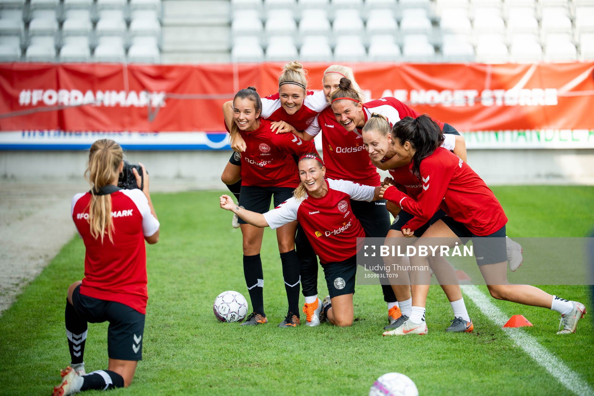 Danmarks spelare tar en gruppbild