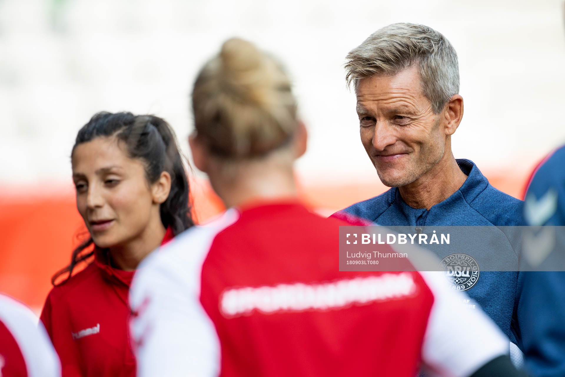 Förbundskapten Lars Søndergaard håller i en samling