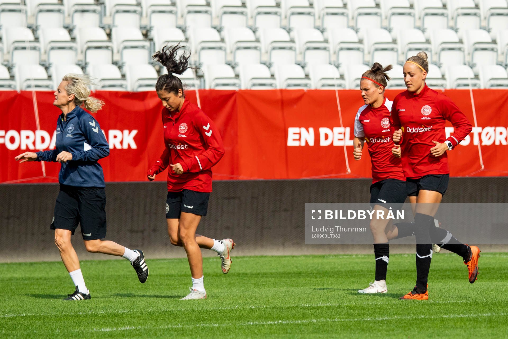 Danmarks spelare med bl.a Sanne Troelsgaard värmer upp