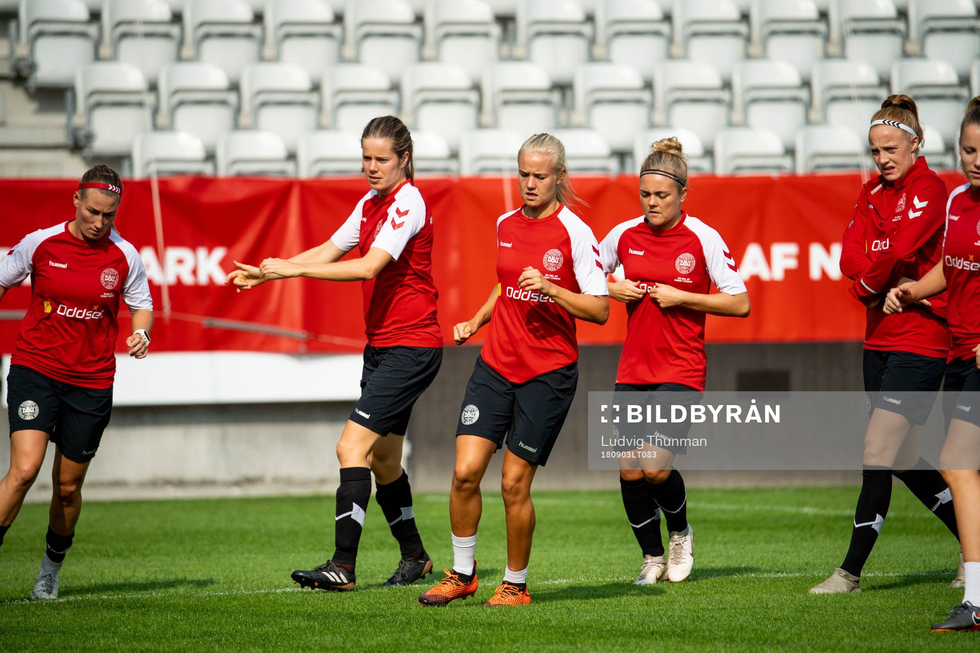 Danmarks spelare med bl.a Pernille Harder värmer upp