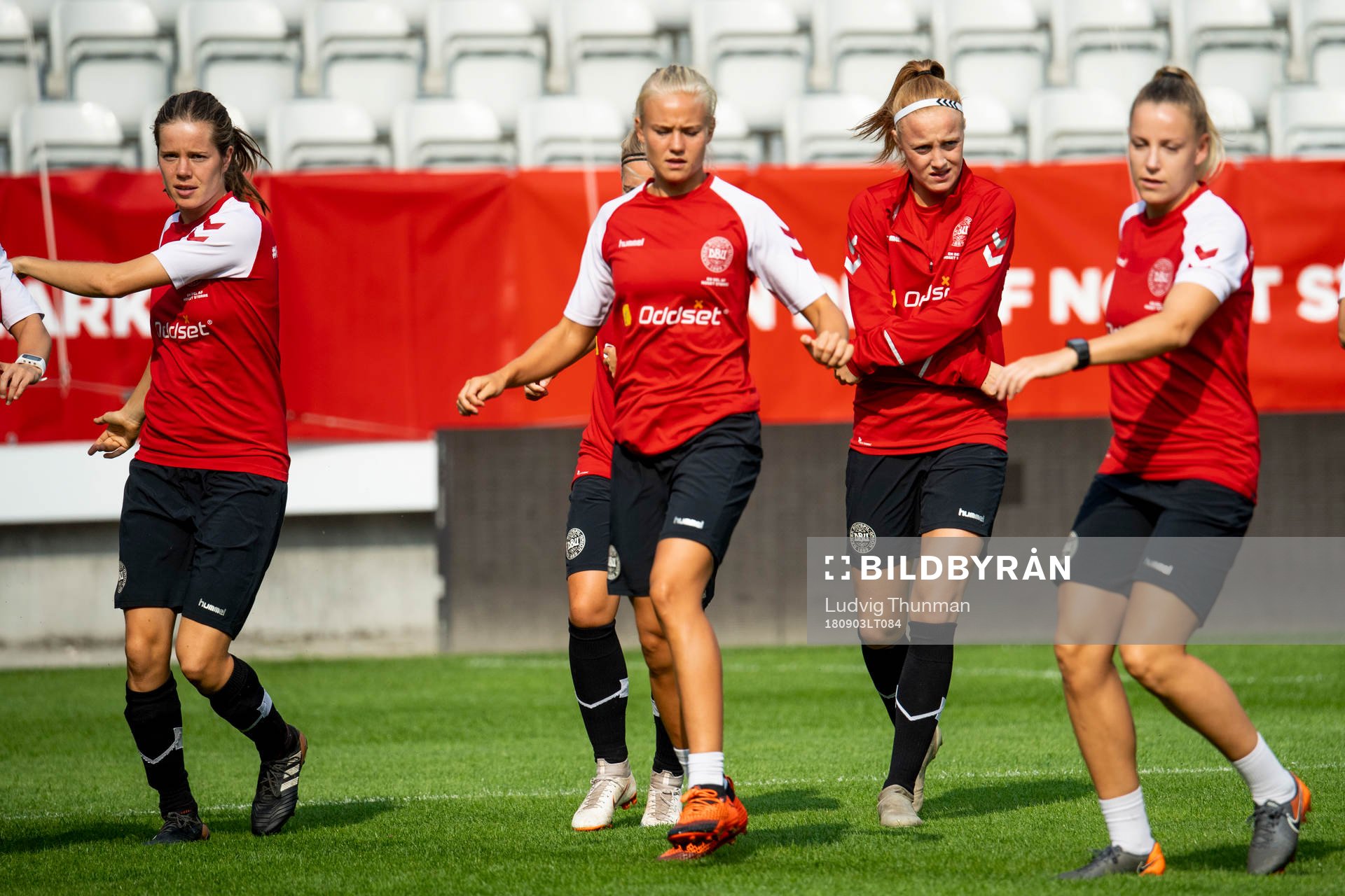 Danmarks spelare med bl.a Pernille Harder värmer upp