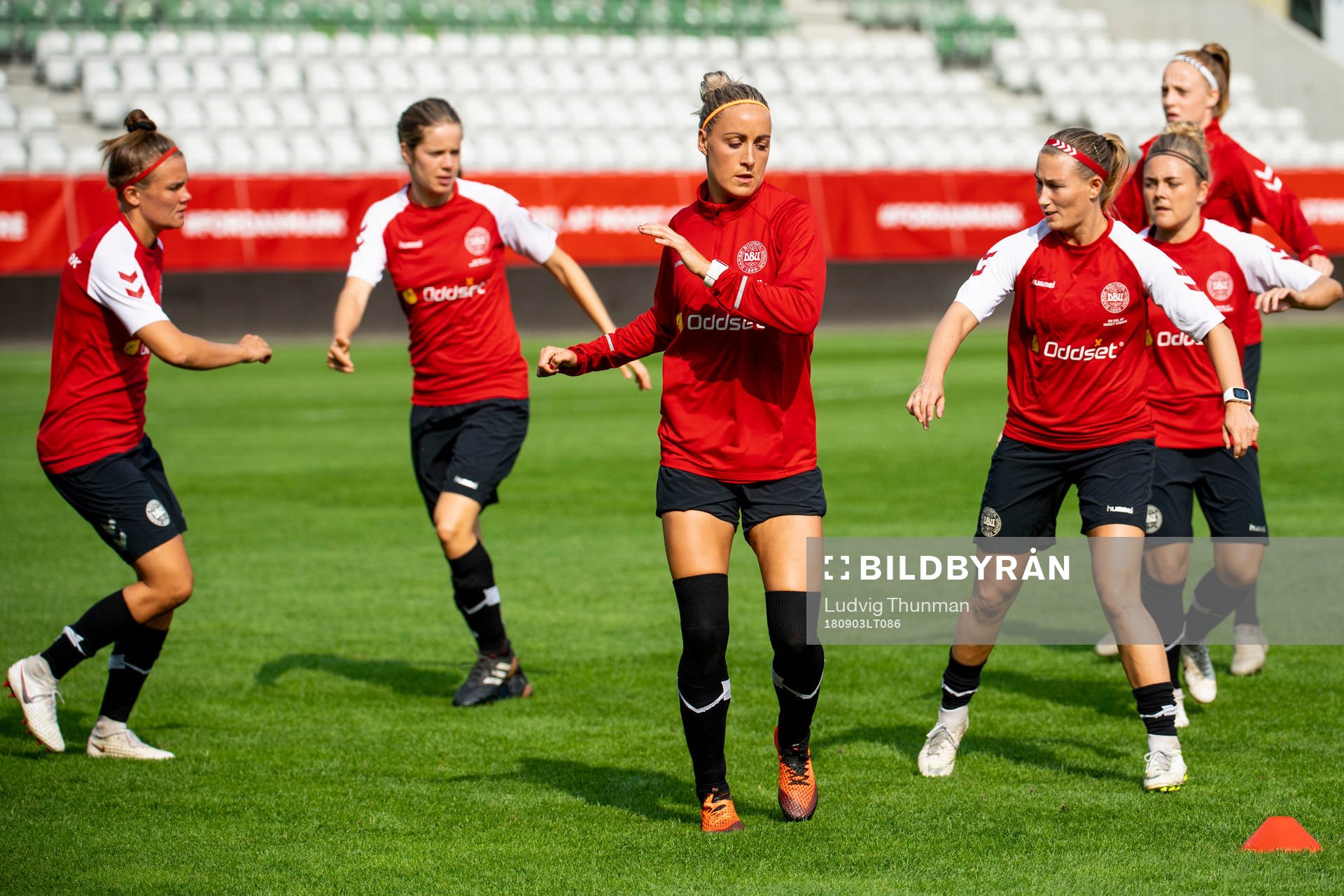 Danmarks spelare med bl.a Sanne Troelsgaard värmer upp