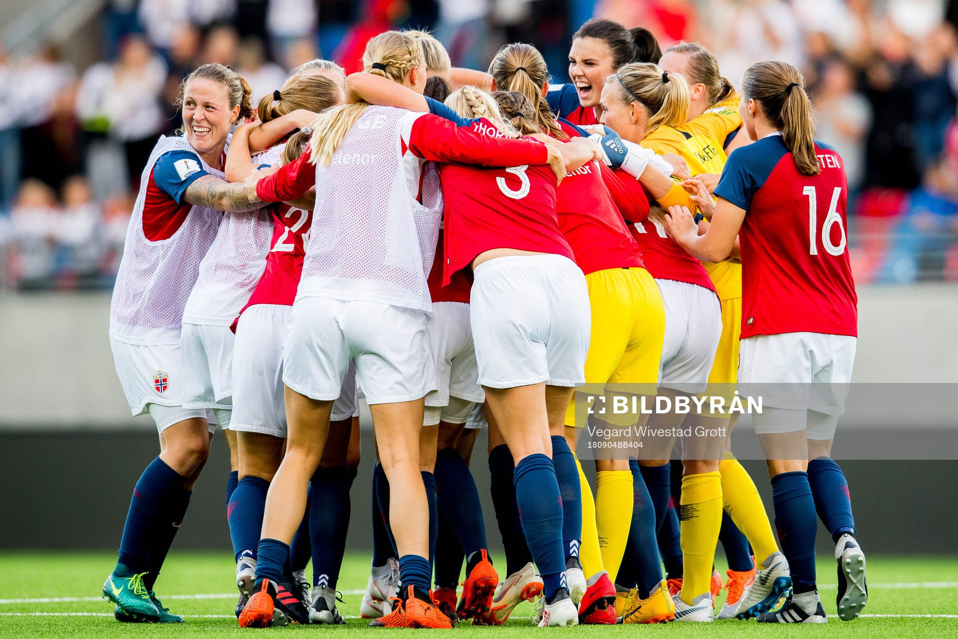 Isabell Herlovsen, Ingrid Syrstad Engen and the players of
