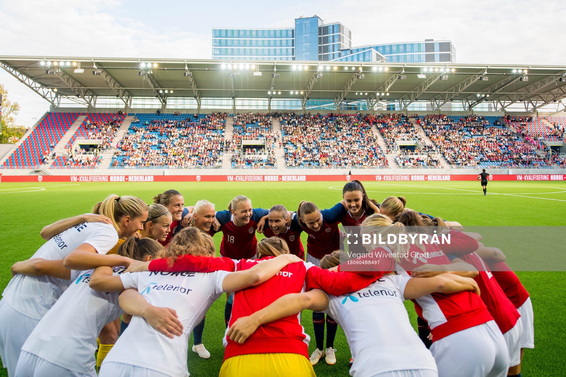 Ingrid Syrstad Engen and the players of Norway gather in a