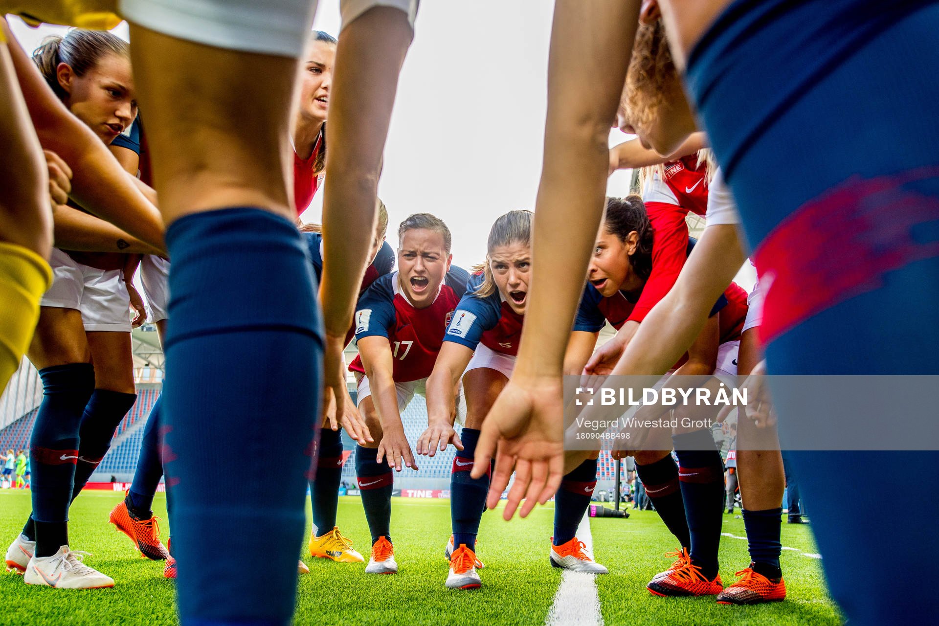 Kristine Minde, Maren Mjelde and the players of Norway