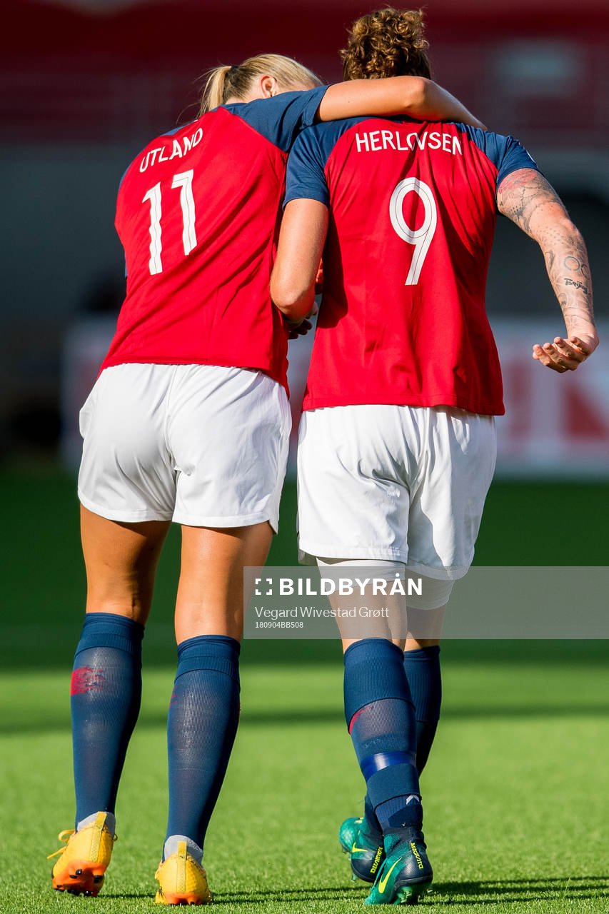 Isabell Herlovsen of Norway celebrates with teammate
