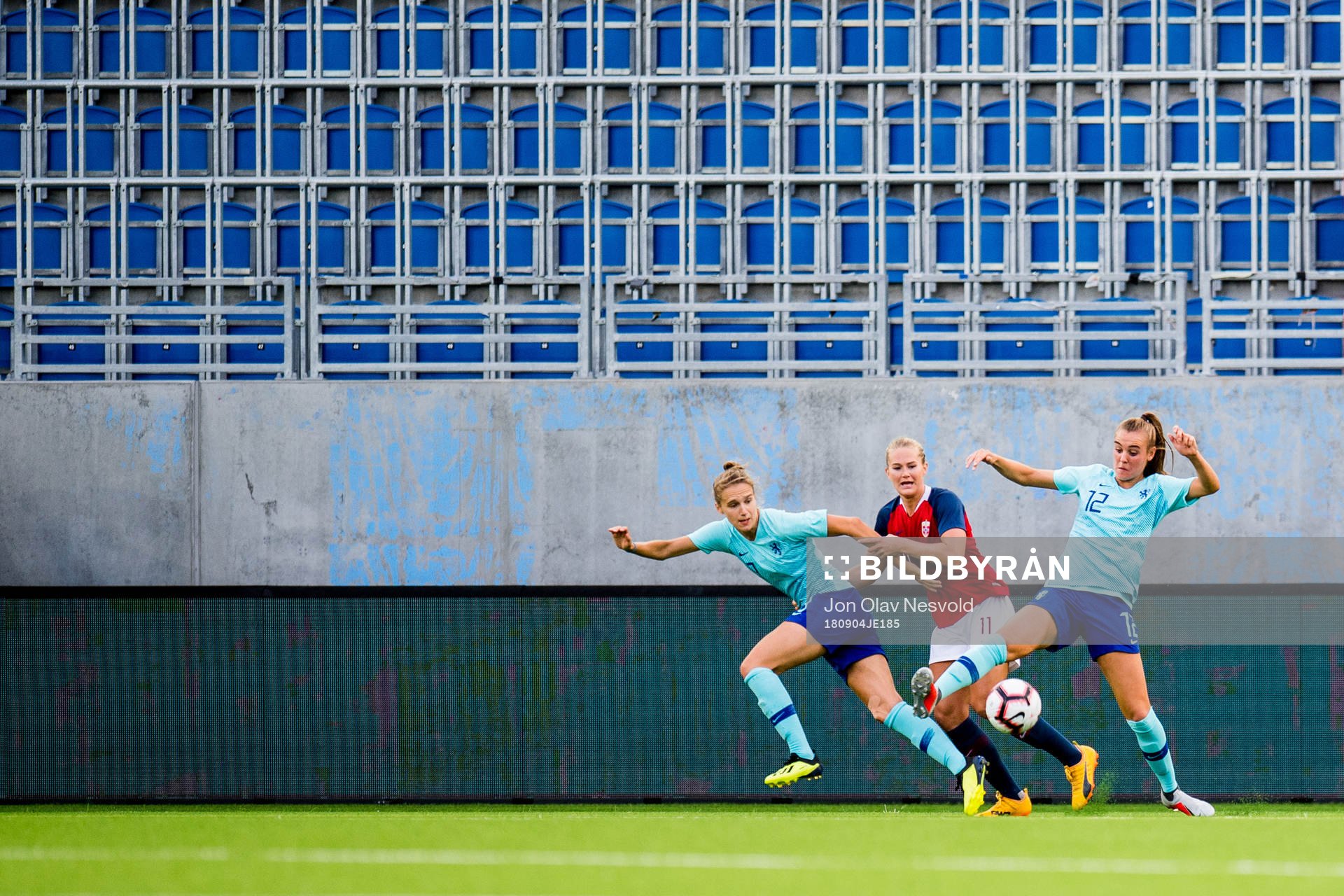 Lisa-Marie Karlseng Utland of Norway and Jill Roord of