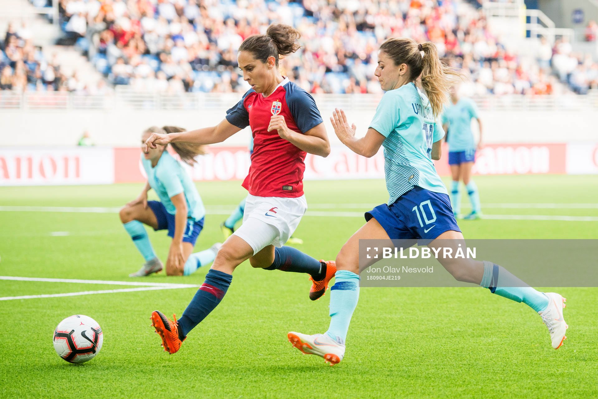 Ingrid Moe Wold of Norway and Danielle Van de Donk of