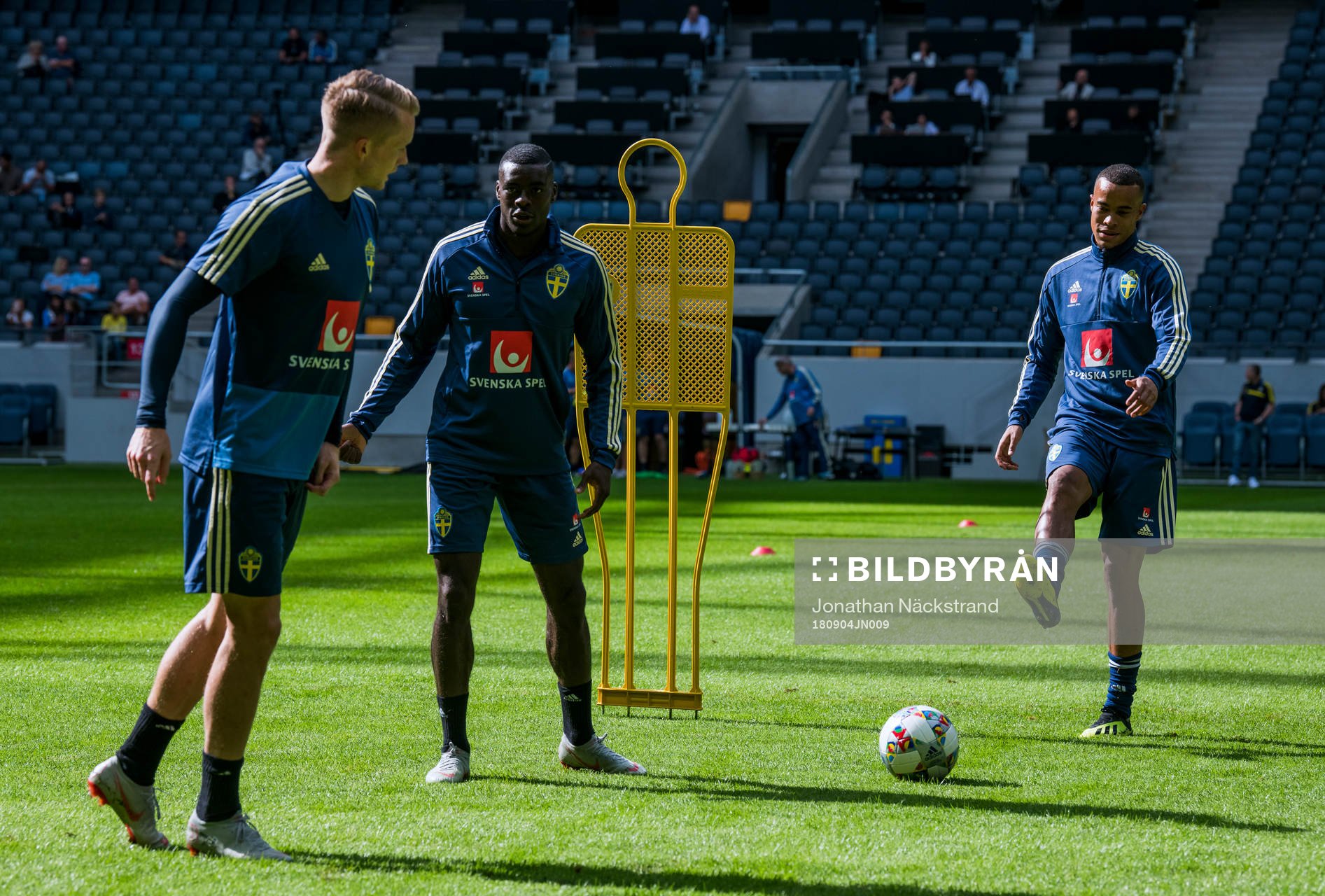 Sam Larsson (v), Ken Sema (m) och Robin Quaison under Sveriges träning den 4 september 2018 i Stockholm.