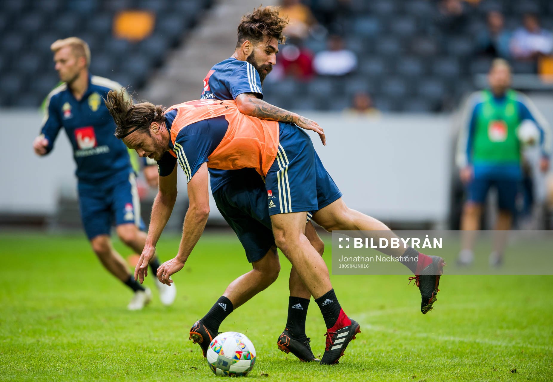 Jimmy Durmaz i en kamp med Gustav Svensson
