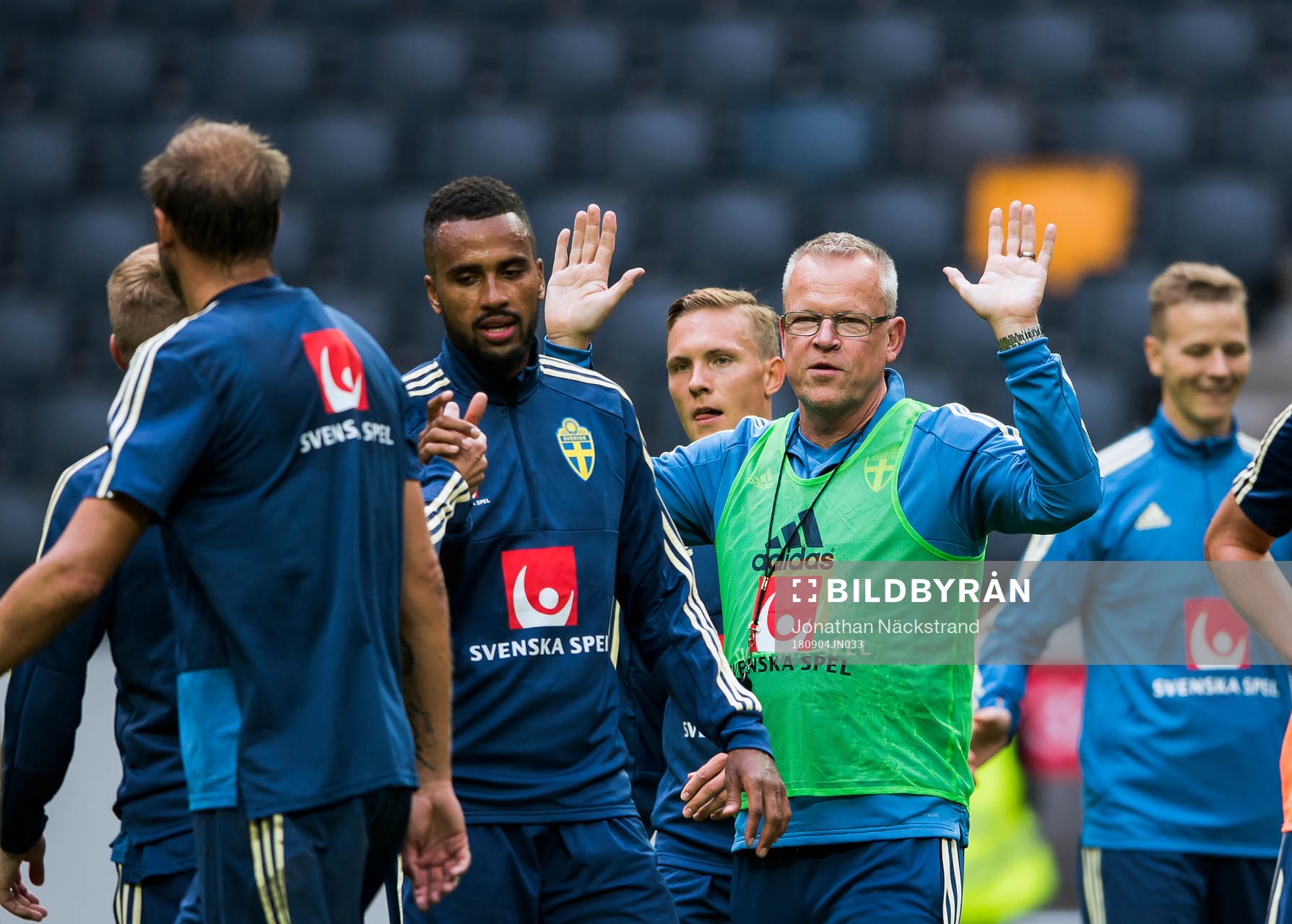 Förbundskapten Janne Andersson ger instruktioner