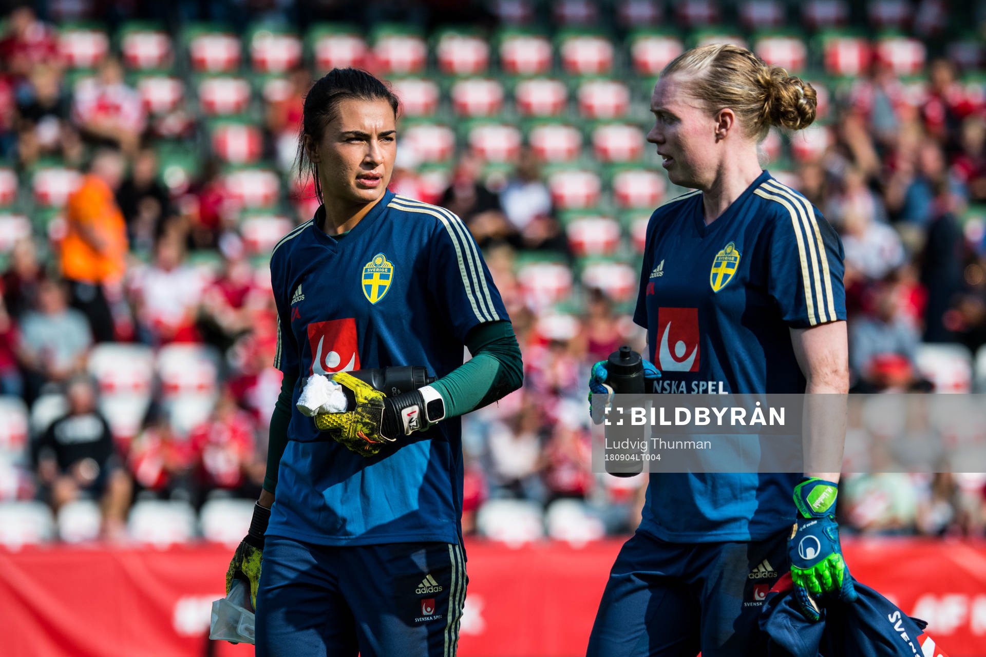 Sveriges målvakt Zecira Musovic och målvakt Hedvig Lindahl
