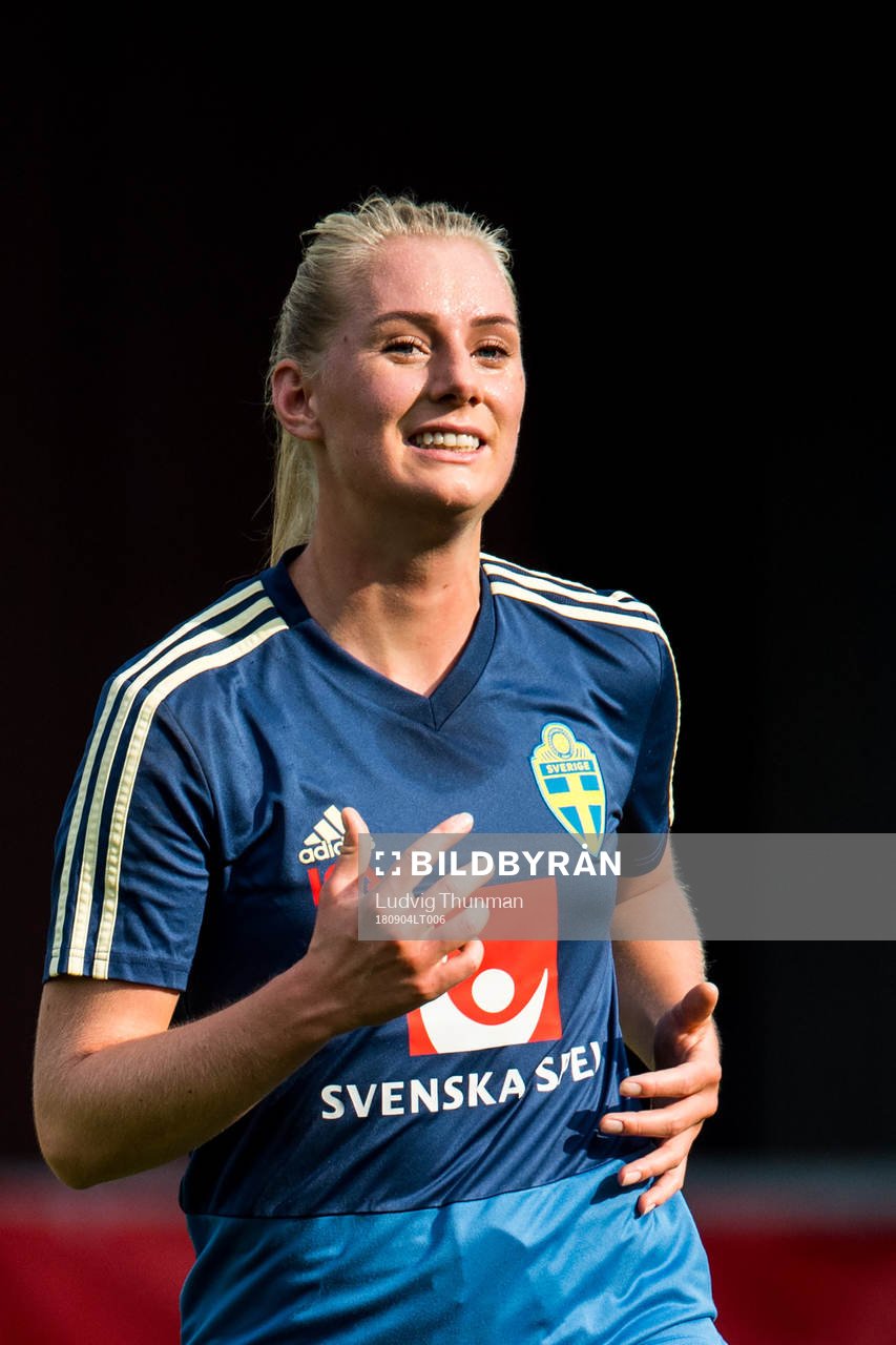 Sveriges Stina Blackstenius värmer upp