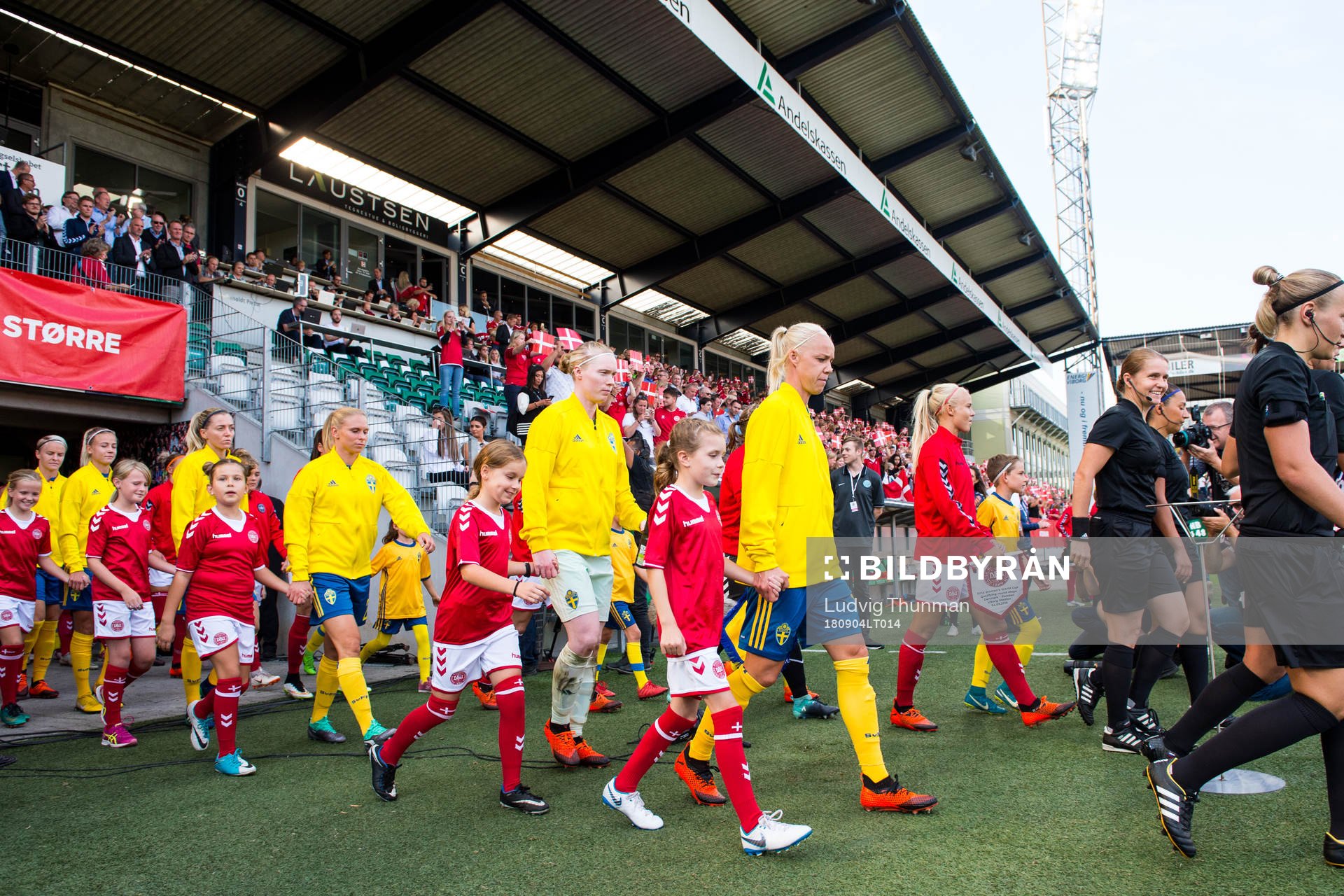 Sveriges Jonna Andersson, målvakt Hedvig Lindahl och