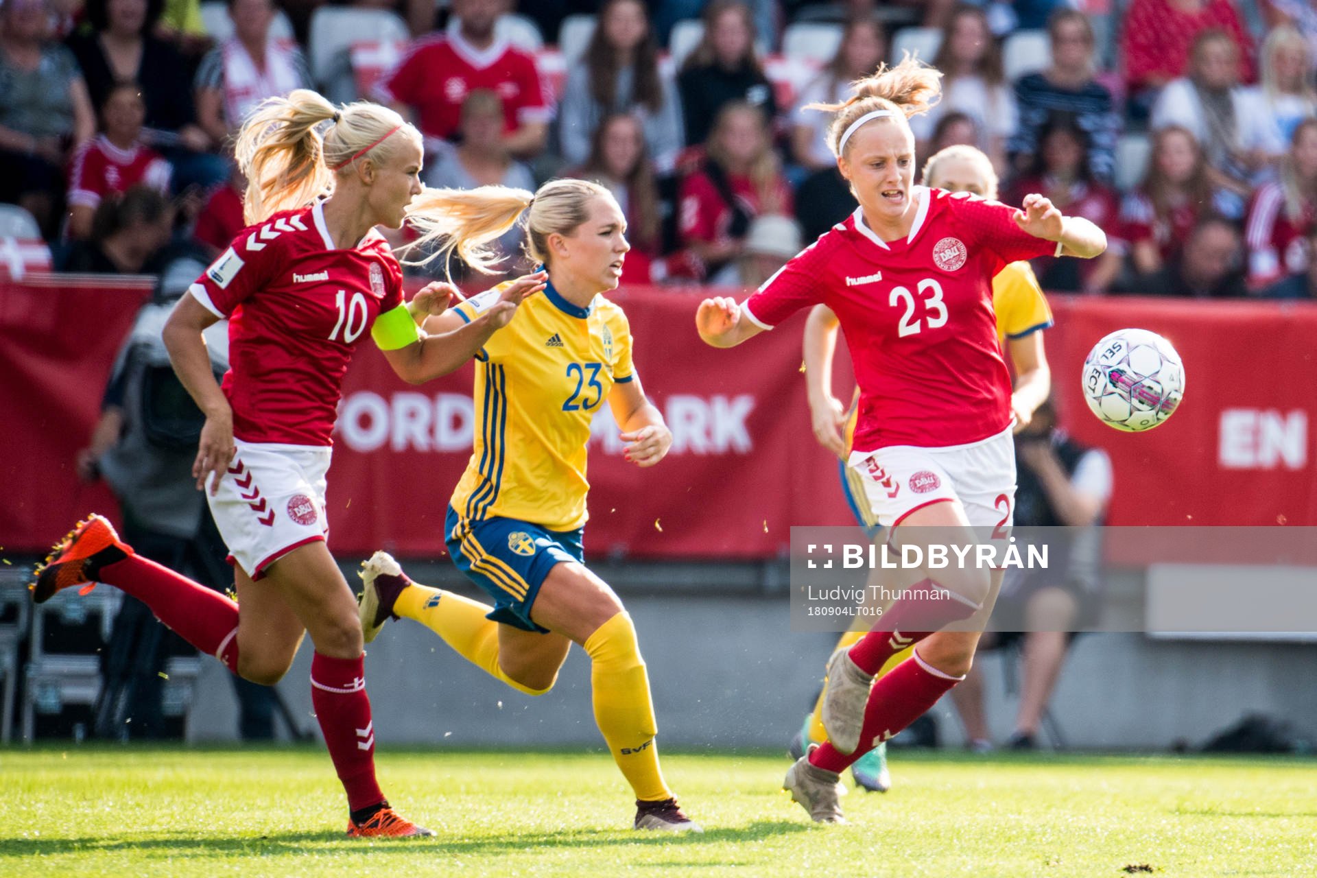 Sveriges Elin Rubensson mot Danmarks Pernille Harder och
