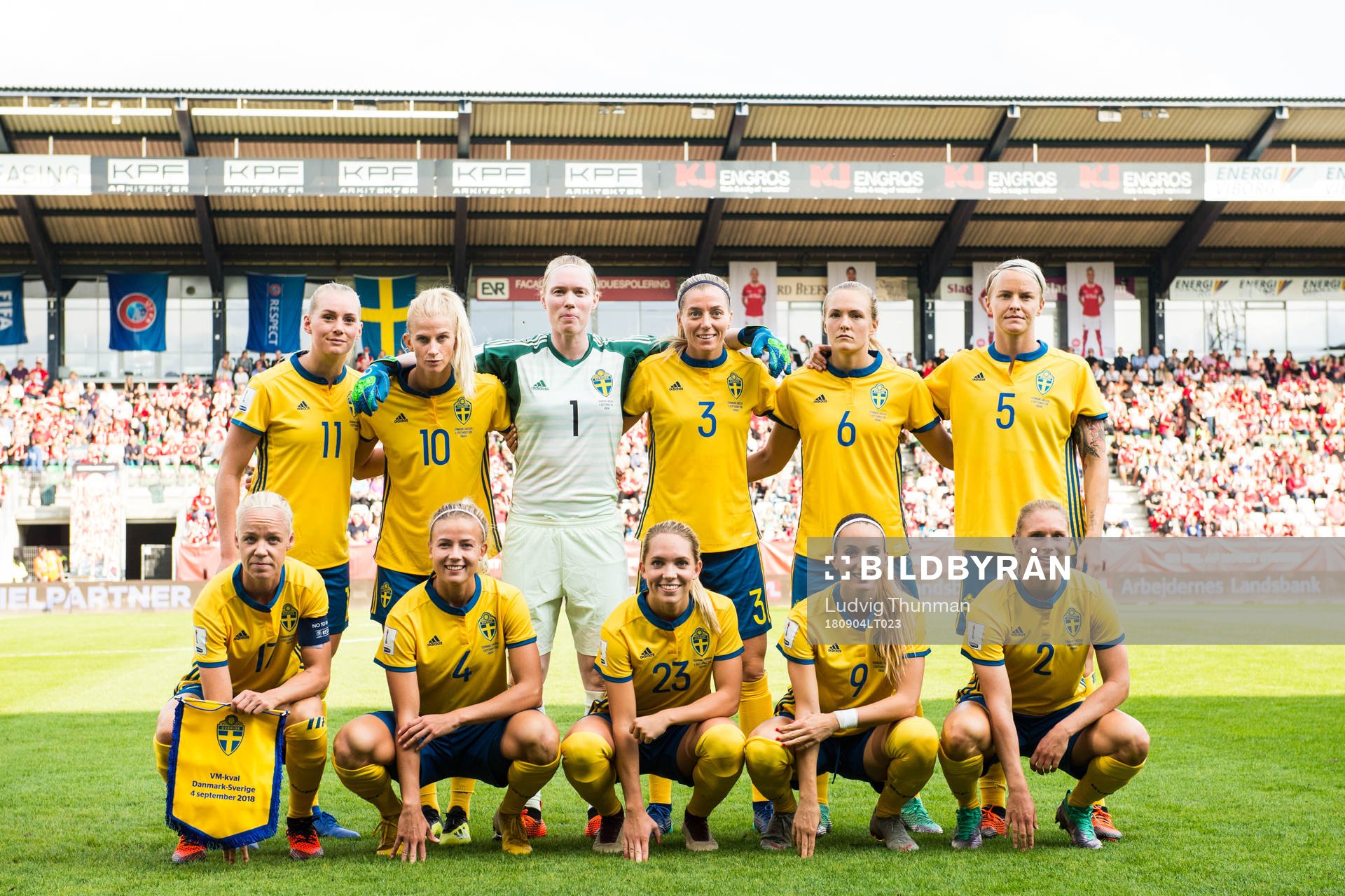 Sveriges startelva poserar för en lagbild, övre raden från vänster, Stina Blackstenius, Sofia Jakobsson, målvakt Hedvig Lindahl, Linda Sembrant, Magdalena Eriksson och Nilla Fischer. Nedre raden från vänster, Caroline Seger, Hanna Glas, Elin Rubensson, Kosovare Asllani och Jonna Andersson inför VM-kvalmatchen i fotboll mellan Danmark och Sverige den 4 september 2018 i Viborg.